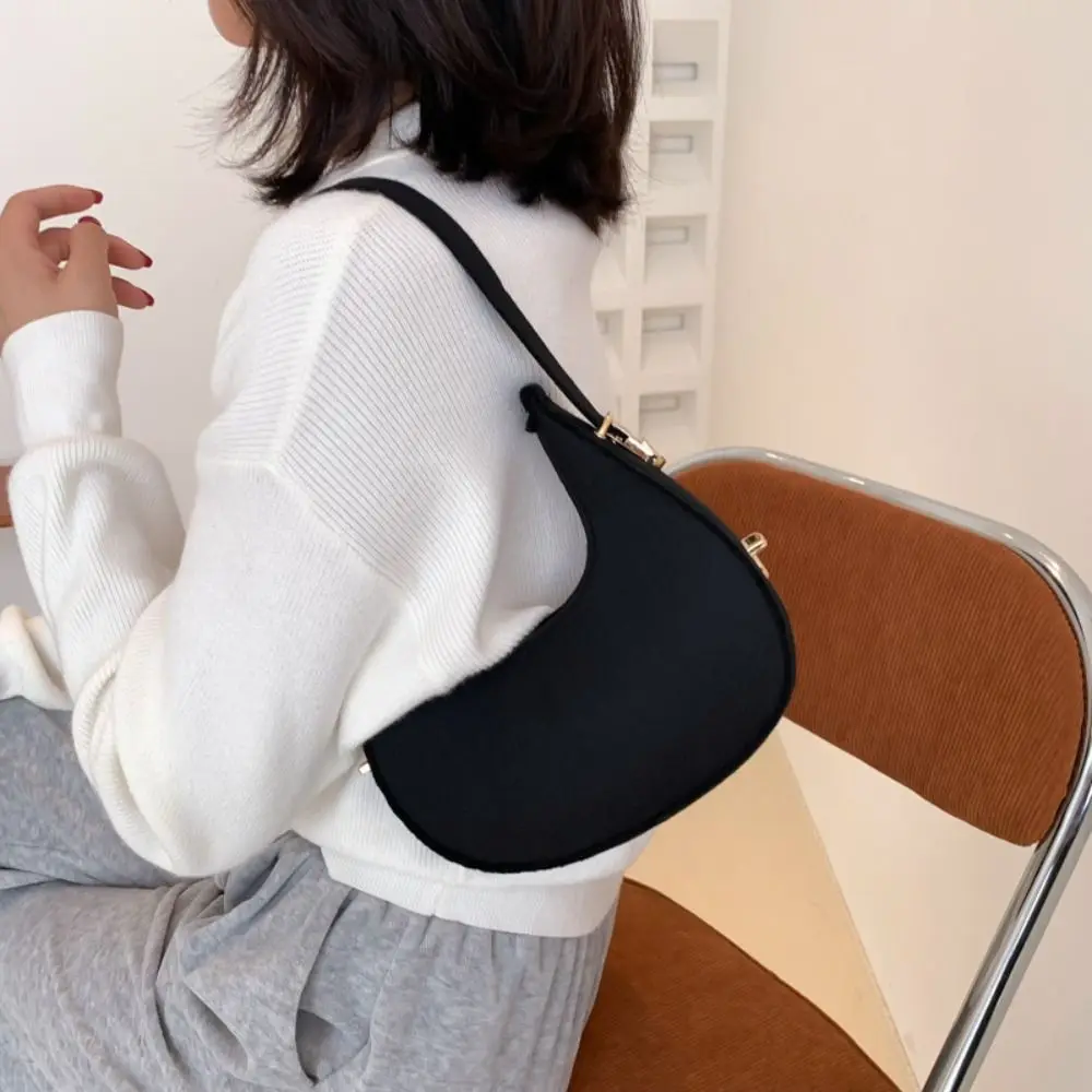 Simple Solid Color Crescent Bag Korean Style Shoulder Pouch Felt Handbag Large Capacity All-match Underarm Bag Women
Simple Solid Color Crescent Bag Korean Style Shoulder Pouch Felt Handbag Large Capacity All-match Underarm Bag Women