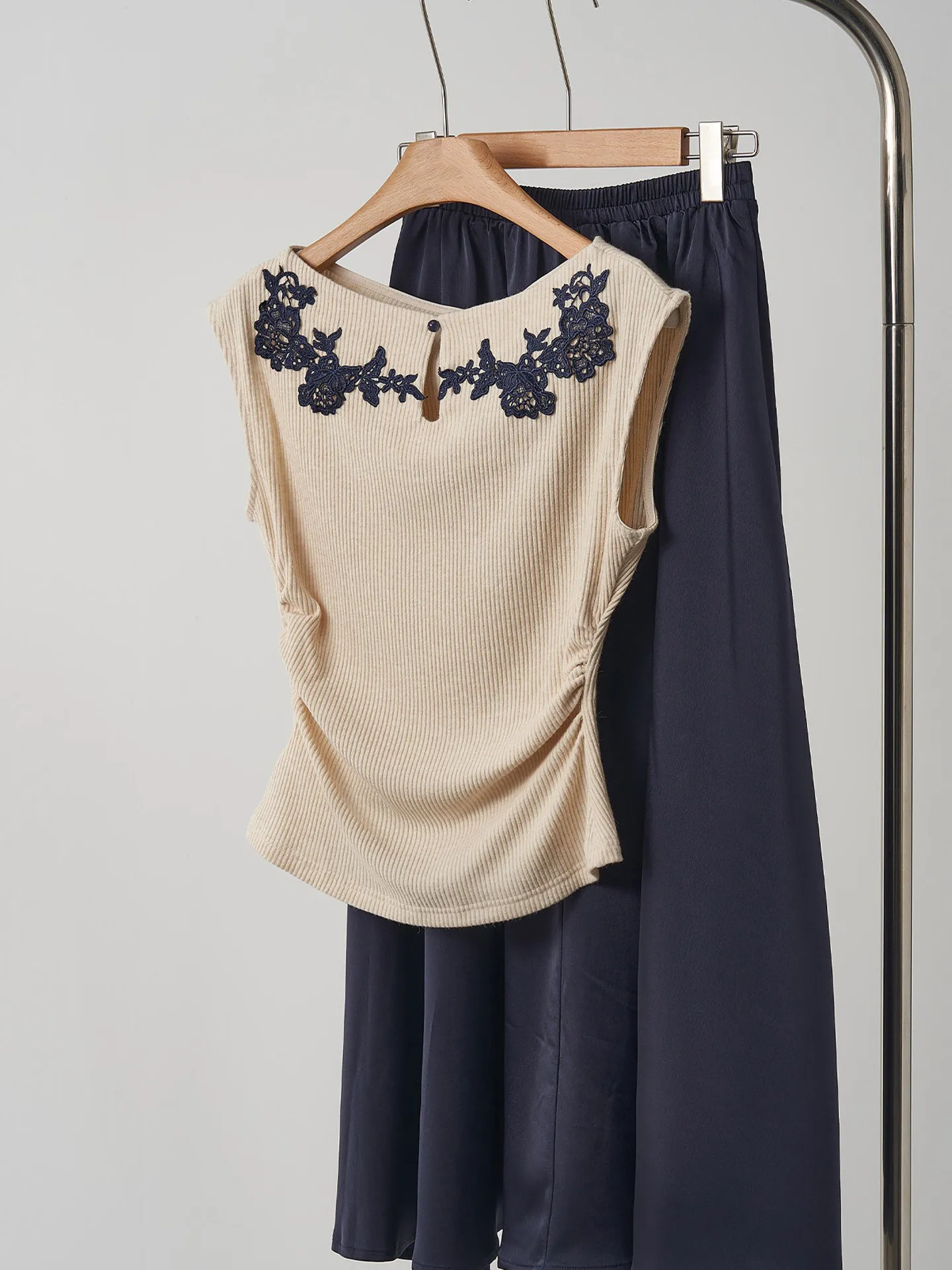 Stylish Embroidered Sleeveless Vest Slim Fit Beautiful Artistic Atmosphere Spring Summer Fashion Top Women's plus Size Clothing
Stylish Embroidered Sleeveless Vest Slim Fit Beautiful Artistic Atmosphere Spring Summer Fashion Top Women's plus Size Clothing
