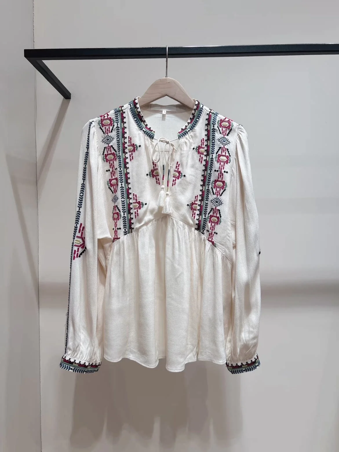 Heidd BA2026 Spring Summer Heavy Embroidery Belted round Neck Long Sleeve Shirt Women's Regular Fit V-neck Geometric Pattern
Heidd BA2026 Spring Summer Heavy Embroidery Belted round Neck Long Sleeve Shirt Women's Regular Fit V-neck Geometric Pattern