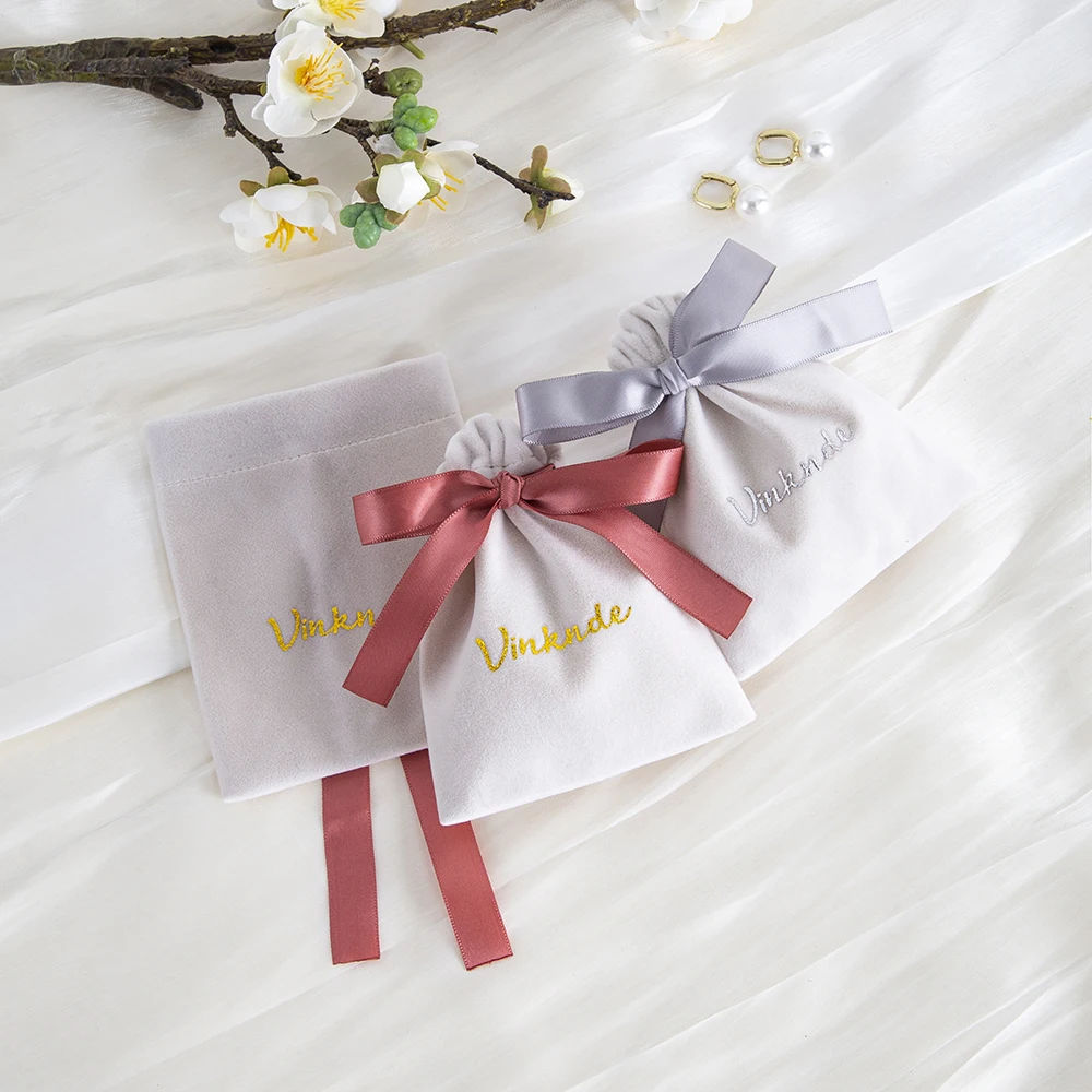 100pcs Luxury Packing Ribbon Drawstring Velvet Pouch Custom Logo Sachet Gift Bag For Jewelry Cosmetic Wedding Party Candy Boxes
100pcs Luxury Packing Ribbon Drawstring Velvet Pouch Custom Logo Sachet Gift Bag For Jewelry Cosmetic Wedding Party Candy Boxes