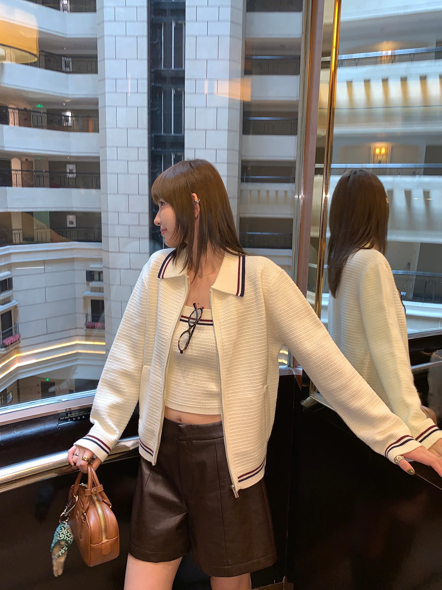 Женский комплект из двух предметов: свободный вязаный жилет с воротником в полоску и цветным блоком, и внутренняя жилетка. Идеально для повседневной носки. Материал: полиэстер.
Женский комплект из двух предметов: свободный вязаный жилет с воротником в полоску и цветным блоком, и внутренняя жилетка. Идеально для повседневной носки. Материал: полиэстер.