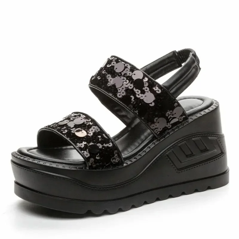 Тапочки из синтетической кожи 10 см, блестящие летние сандалии на платформе, модные туфли на танкетке, женские модные сандалии, полые туфли-лодочки на плоской подошве
Тапочки из синтетической кожи 10 см, блестящие летние сандалии на платформе, модные туфли на танкетке, женские модные сандалии, полые туфли-лодочки на плоской подошве