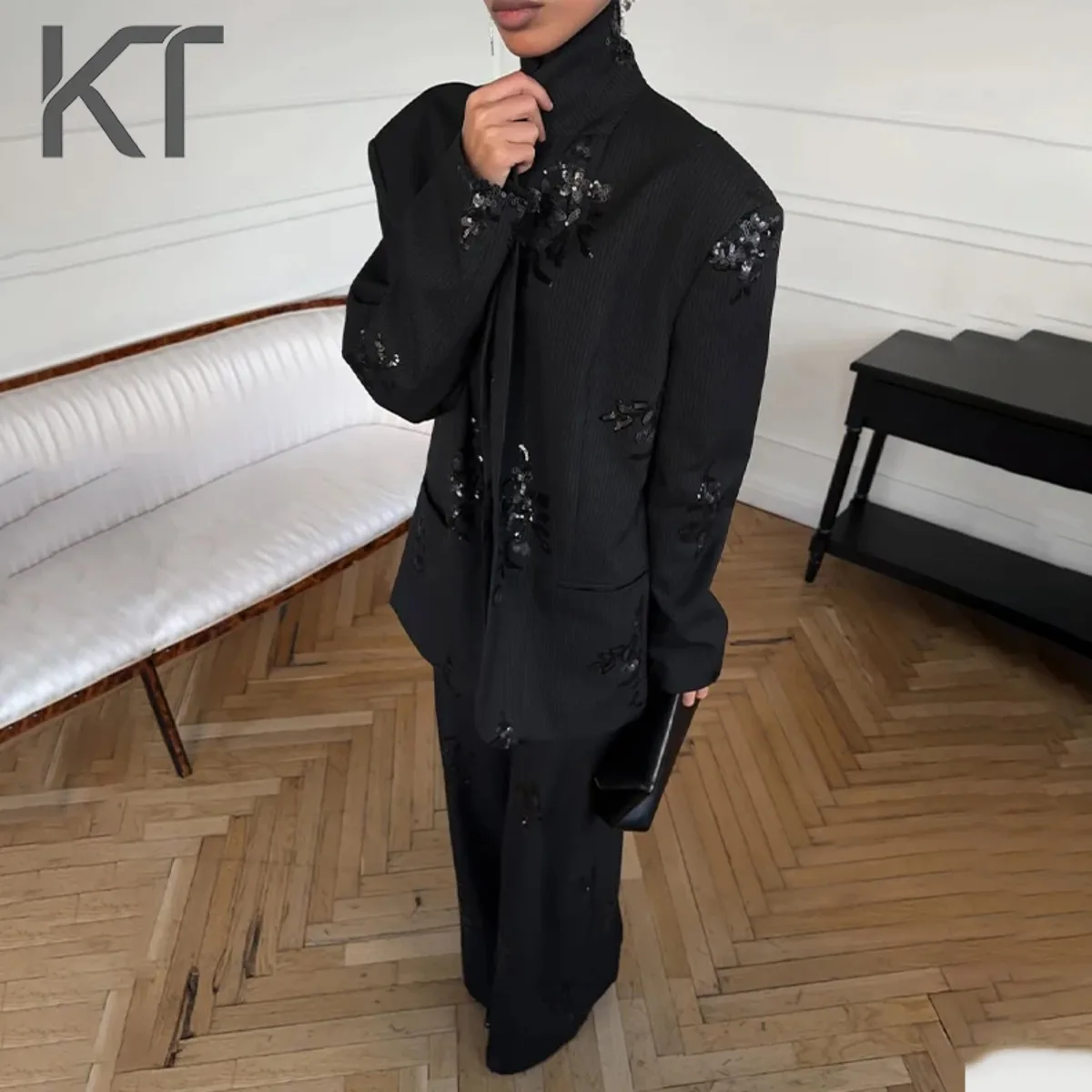 Модный женский костюм-двойка kwtx 2026: черный пиджак оверсайз с 3D цветочным декором и брюки с широкими штанинами, элегантный офисный стиль
Модный женский костюм-двойка kwtx 2026: черный пиджак оверсайз с 3D цветочным декором и брюки с широкими штанинами, элегантный офисный стиль