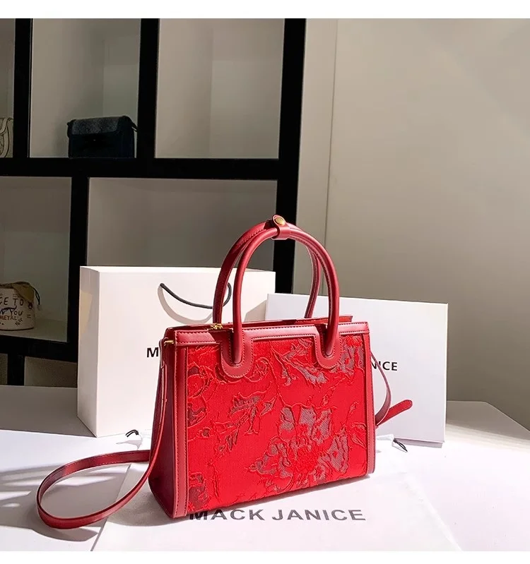 Large Capacity Fashion Embroidery Casual Tote Bag High Quality Textured PU Women Handbag Lady Purse Shoulder Crossbody Bag
Large Capacity Fashion Embroidery Casual Tote Bag High Quality Textured PU Women Handbag Lady Purse Shoulder Crossbody Bag