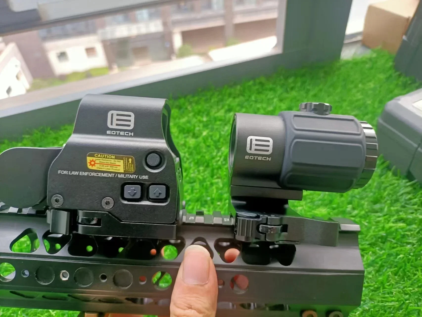 Высококачественный оптический прицел Eotech G33/G43/G45 3X 5X с лупой, прицел с откидной на боковую планку Пикатинни QD Mount 558 Red Dot Sight
Высококачественный оптический прицел Eotech G33/G43/G45 3X 5X с лупой, прицел с откидной на боковую планку Пикатинни QD Mount 558 Red Dot Sight