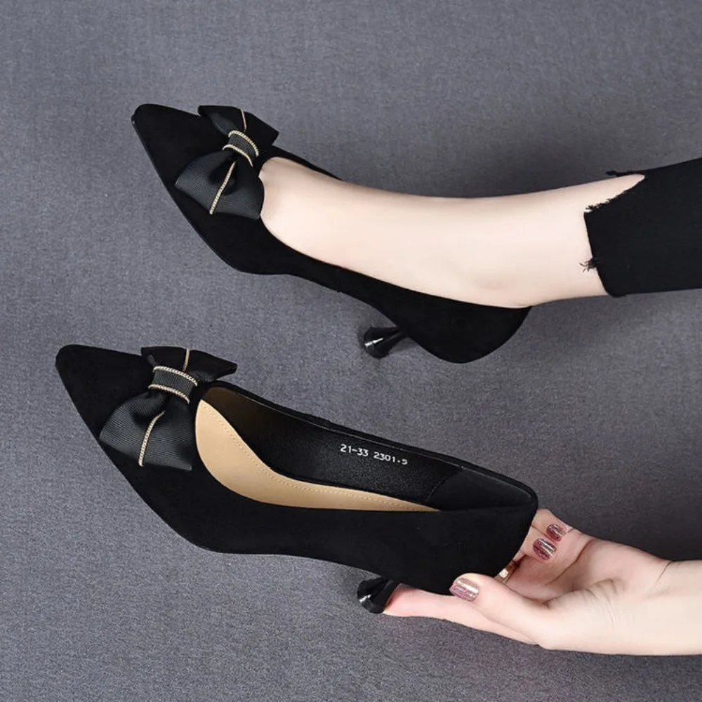 Small size 31 32 33 pointed thin heel soft leather 2025 Korean version single shoe women's large size women's shoes 41-43
Small size 31 32 33 pointed thin heel soft leather 2025 Korean version single shoe women's large size women's shoes 41-43