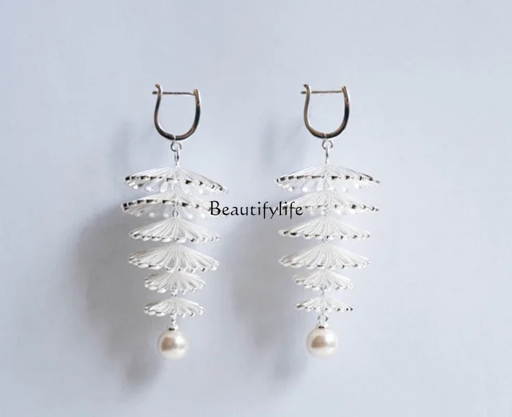 Soft Mountain Hollow Flower Silver Tree Pearl Earrings Niche Handmade Earrings
Soft Mountain Hollow Flower Silver Tree Pearl Earrings Niche Handmade Earrings