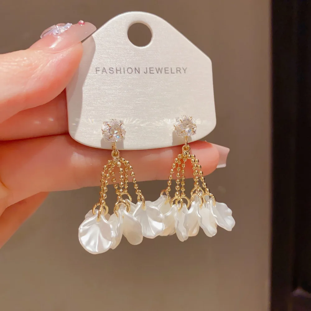French Luxury Zircon Acrylic Petal Tassel Drop Earrings for Women Unique Design Slim Face Temperament Bohemian Fashion Jewelry
French Luxury Zircon Acrylic Petal Tassel Drop Earrings for Women Unique Design Slim Face Temperament Bohemian Fashion Jewelry