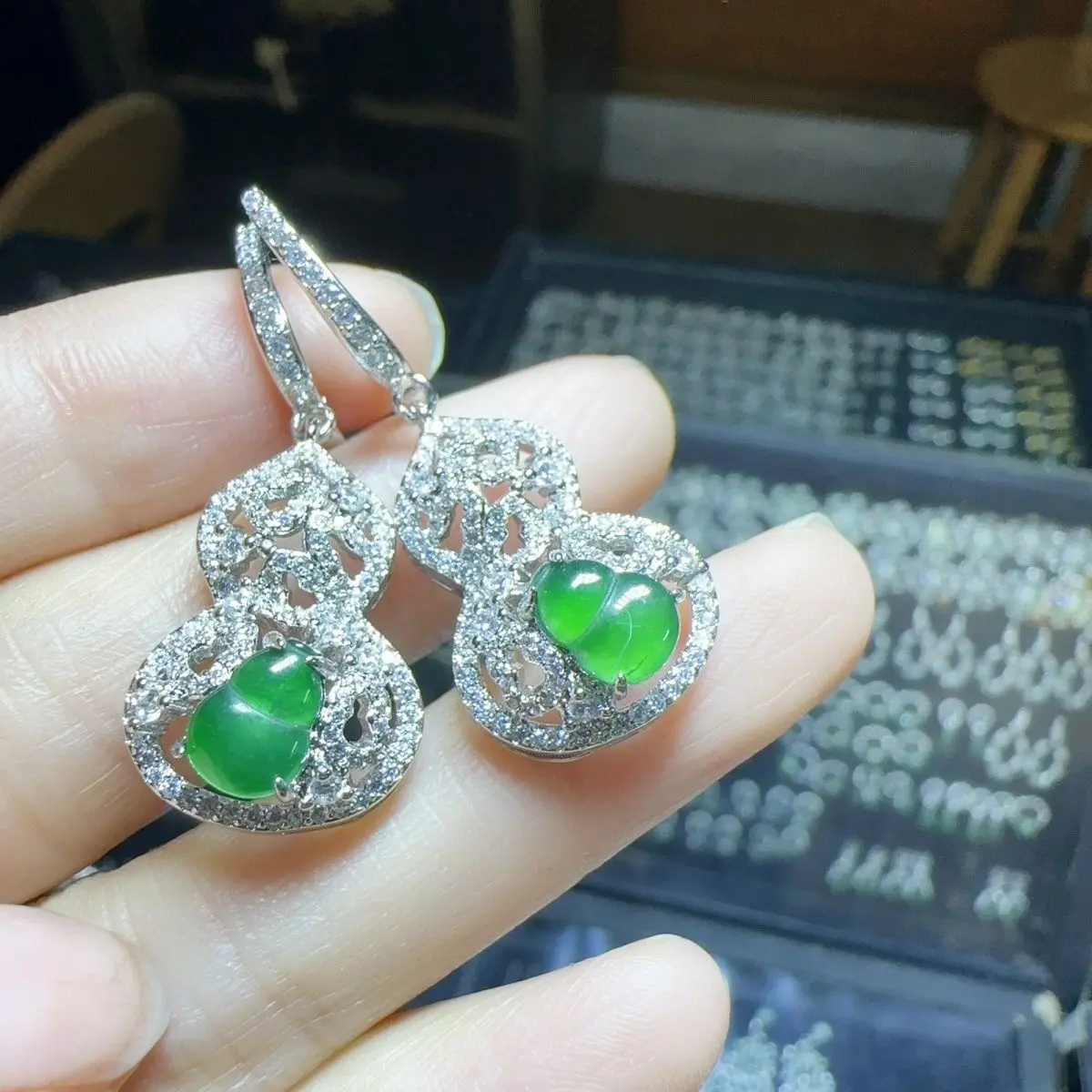 Natural A jadeite ice green gourd ear bag ear buckle earrings (choose one of the best in diversity)
Natural A jadeite ice green gourd ear bag ear buckle earrings (choose one of the best in diversity)
