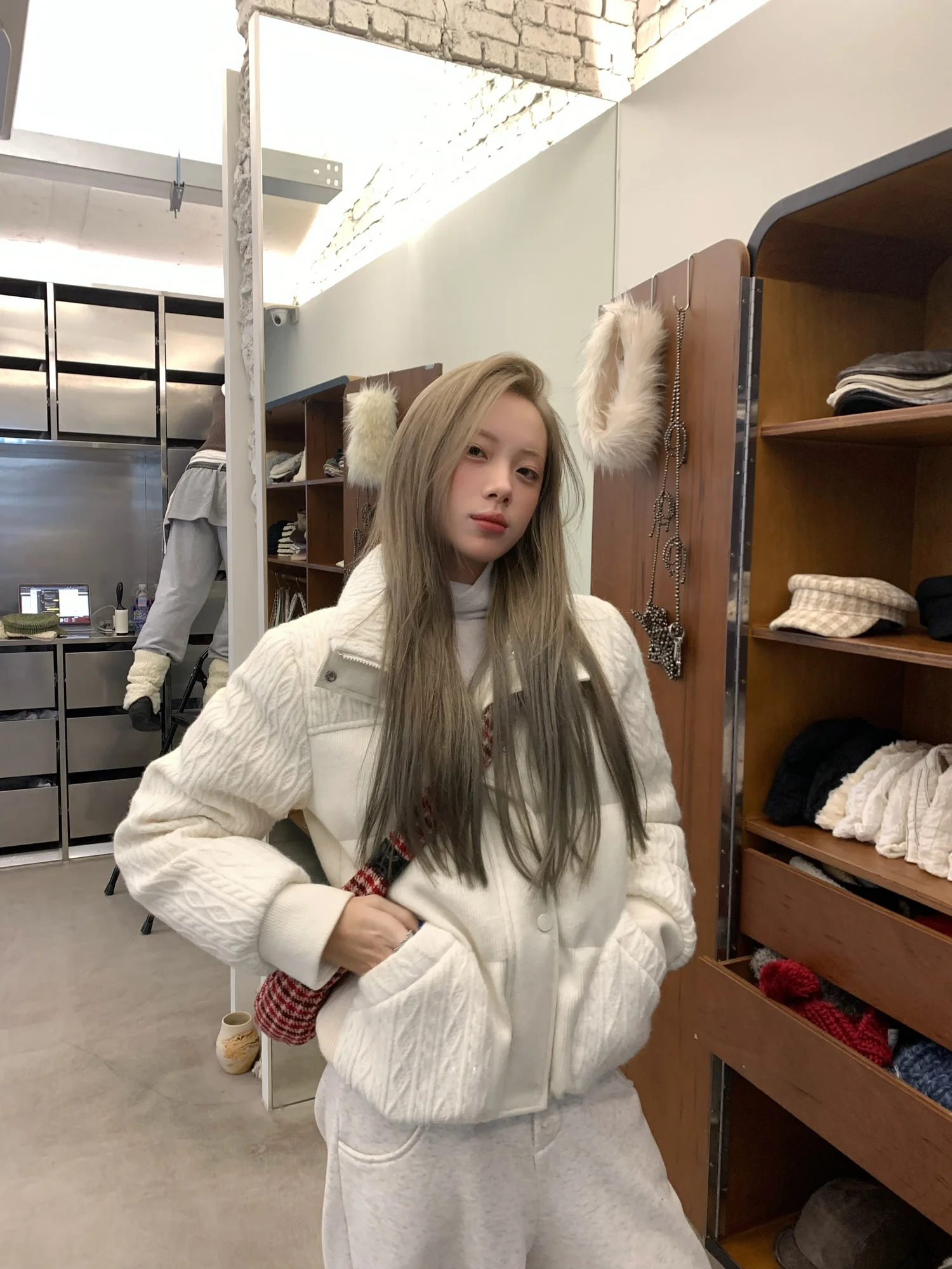 Белая теплая зимняя женская кофта с высоким воротником из хлопка, в корейском стиле, вязаная, однотонная, удобная для повседневной носки
Белая теплая зимняя женская кофта с высоким воротником из хлопка, в корейском стиле, вязаная, однотонная, удобная для повседневной носки