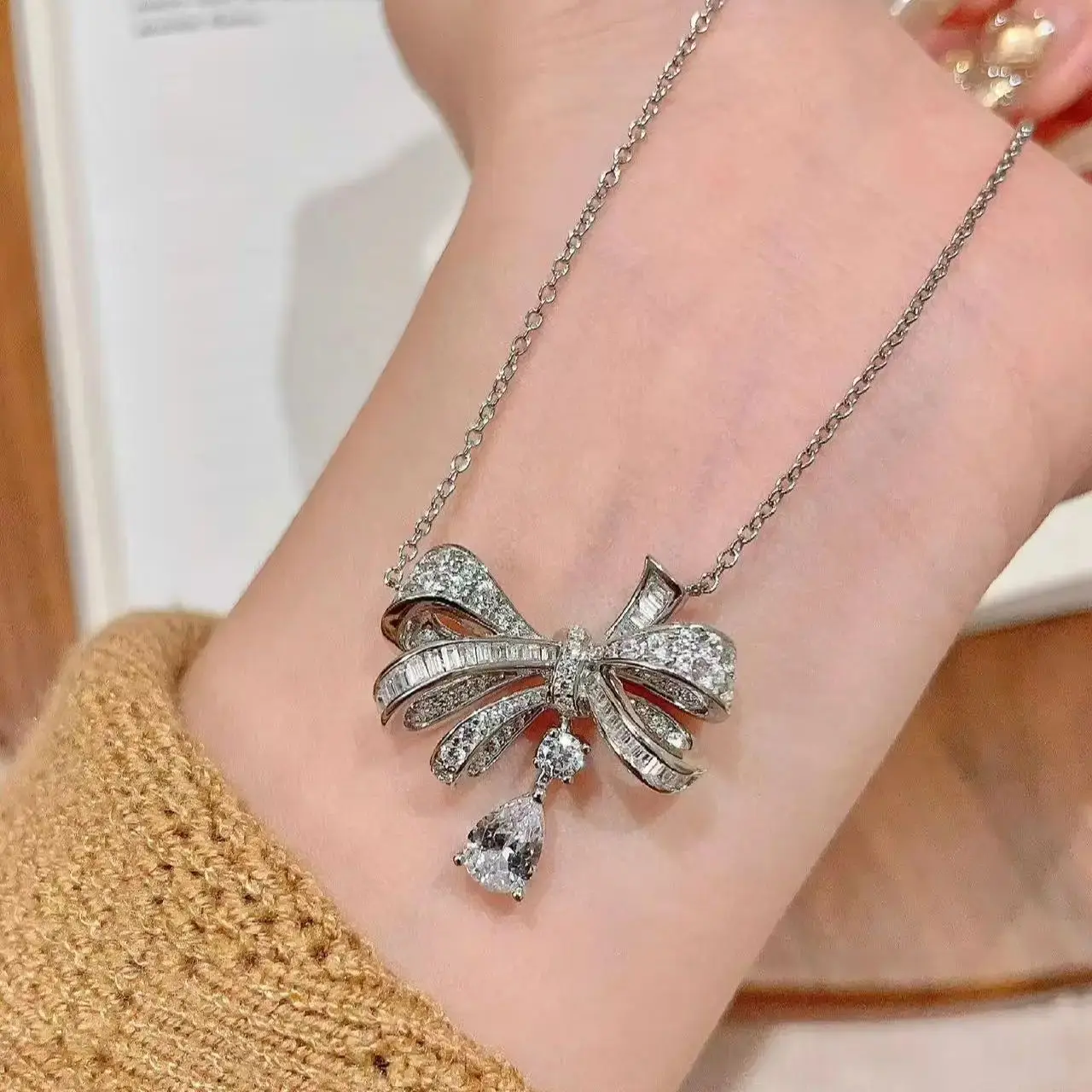 Luxury French Bow Fashion Women's Necklace Exquisite And High-Quality Moissanite Holiday Party Anniversary Gift
Luxury French Bow Fashion Women's Necklace Exquisite And High-Quality Moissanite Holiday Party Anniversary Gift