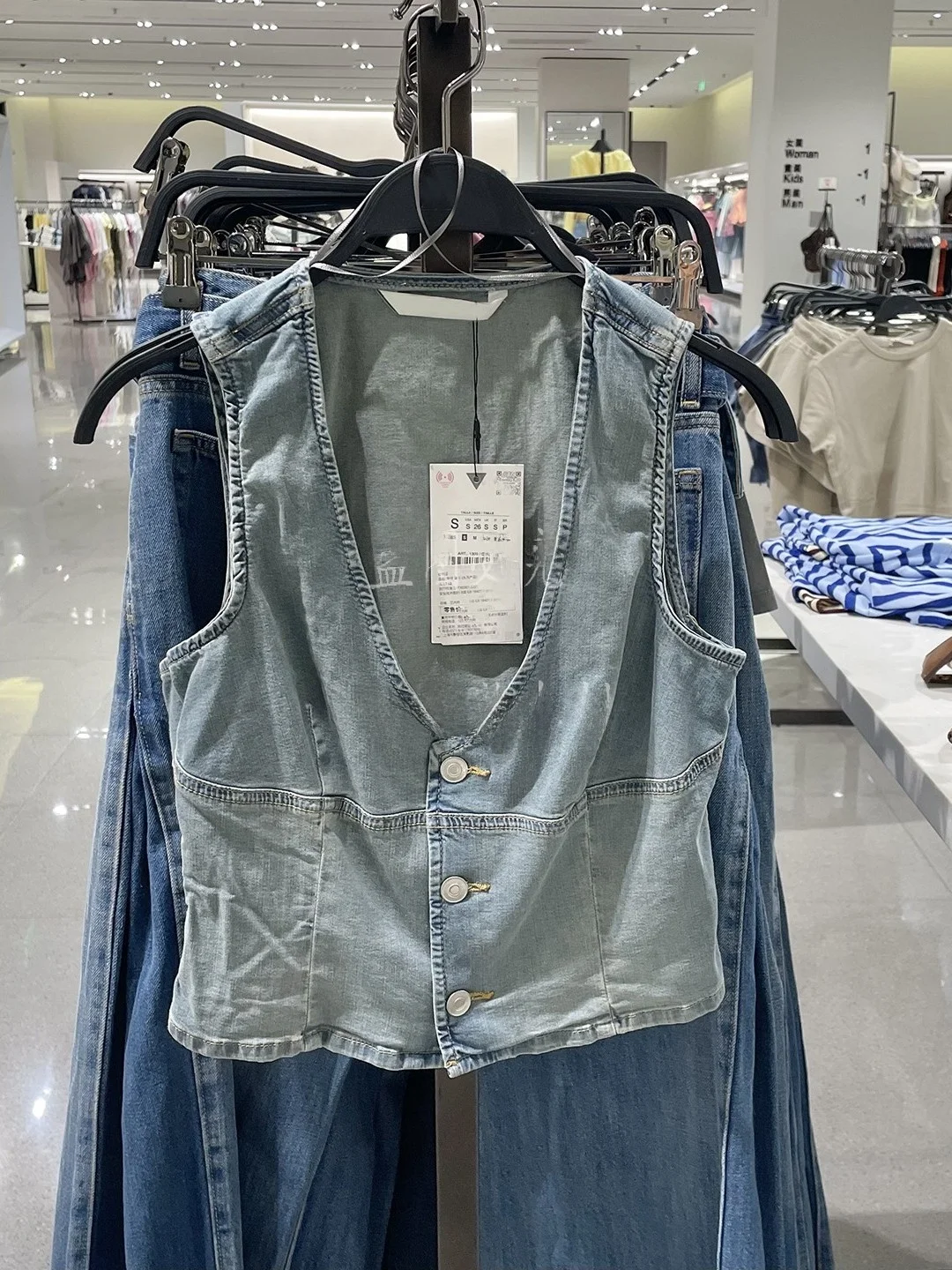 Summer 2026 Women's Fashion Slim Fit V-Neck Sleeveless Denim Vest New Arrival Versatile Single Button Closure Short Length
Summer 2026 Women's Fashion Slim Fit V-Neck Sleeveless Denim Vest New Arrival Versatile Single Button Closure Short Length