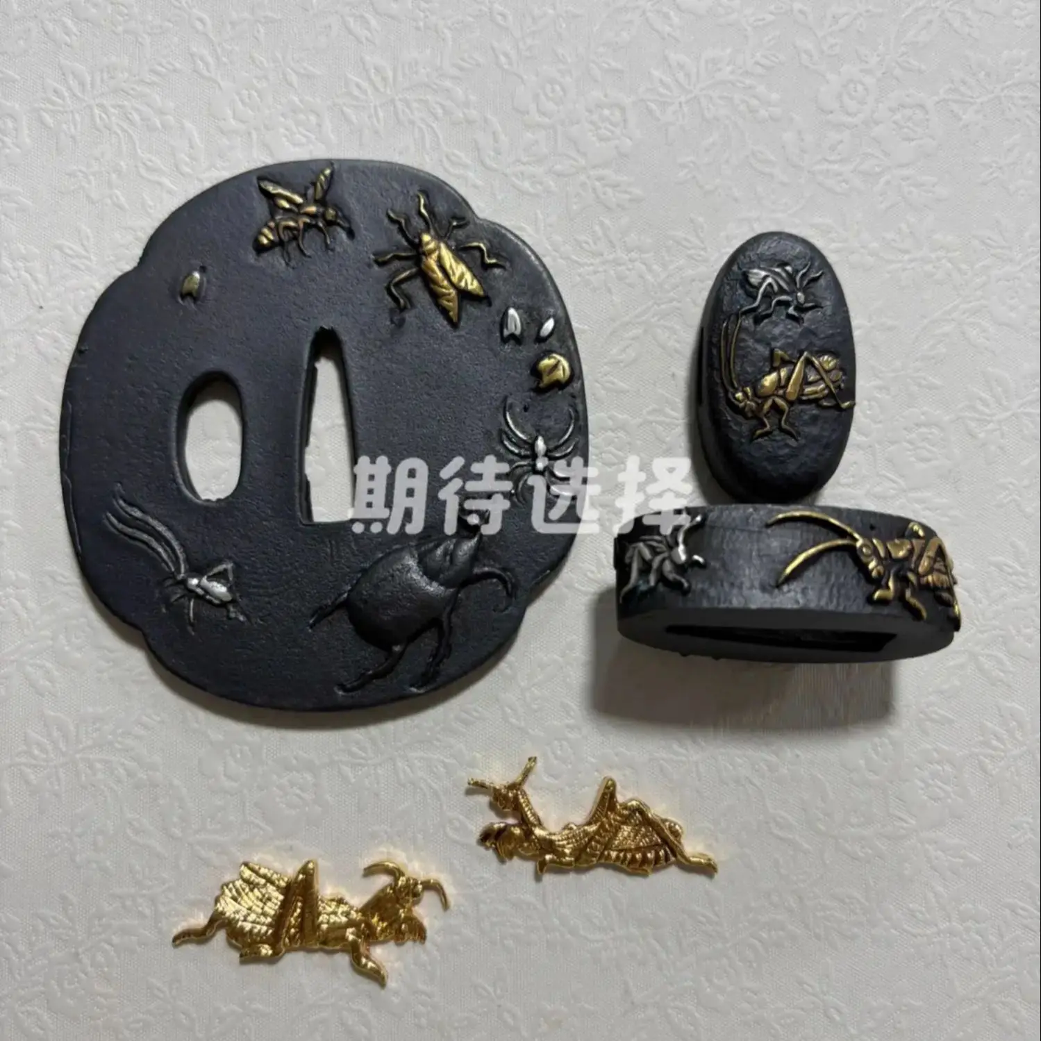 Set of Baked Black Copper Gilded w/ Gold Insect Pattern Accessories Tsuba Fuchi Kashira & Manuki for Japanese Katana Sword
Set of Baked Black Copper Gilded w/ Gold Insect Pattern Accessories Tsuba Fuchi Kashira & Manuki for Japanese Katana Sword