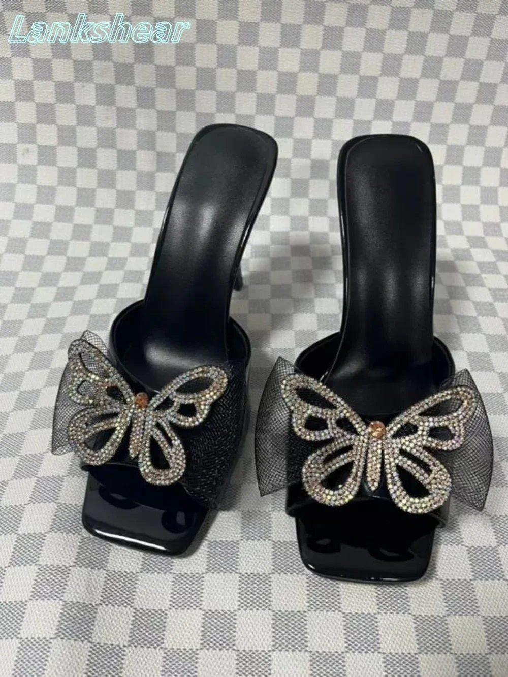 Черные квадратные тапочки с открытым носком и стразами-бабочкой, женские тапочки Stulettos, женская обувь на тонком высоком каблуке, новинка 2023 года
Черные квадратные тапочки с открытым носком и стразами-бабочкой, женские тапочки Stulettos, женская обувь на тонком высоком каблуке, новинка 2023 года