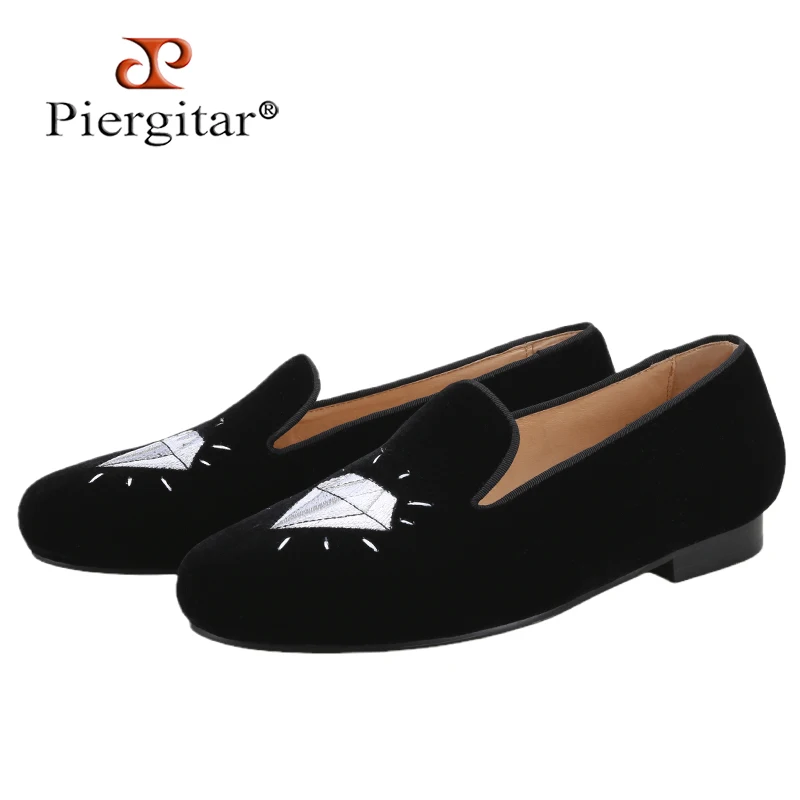 Piergitar черные бархатные мужские мокасины с алмазной вышивкой ручной работы для вечеринки, лоферы без шнуровки в классическом стиле, модные тапочки
Piergitar черные бархатные мужские мокасины с алмазной вышивкой ручной работы для вечеринки, лоферы без шнуровки в классическом стиле, модные тапочки