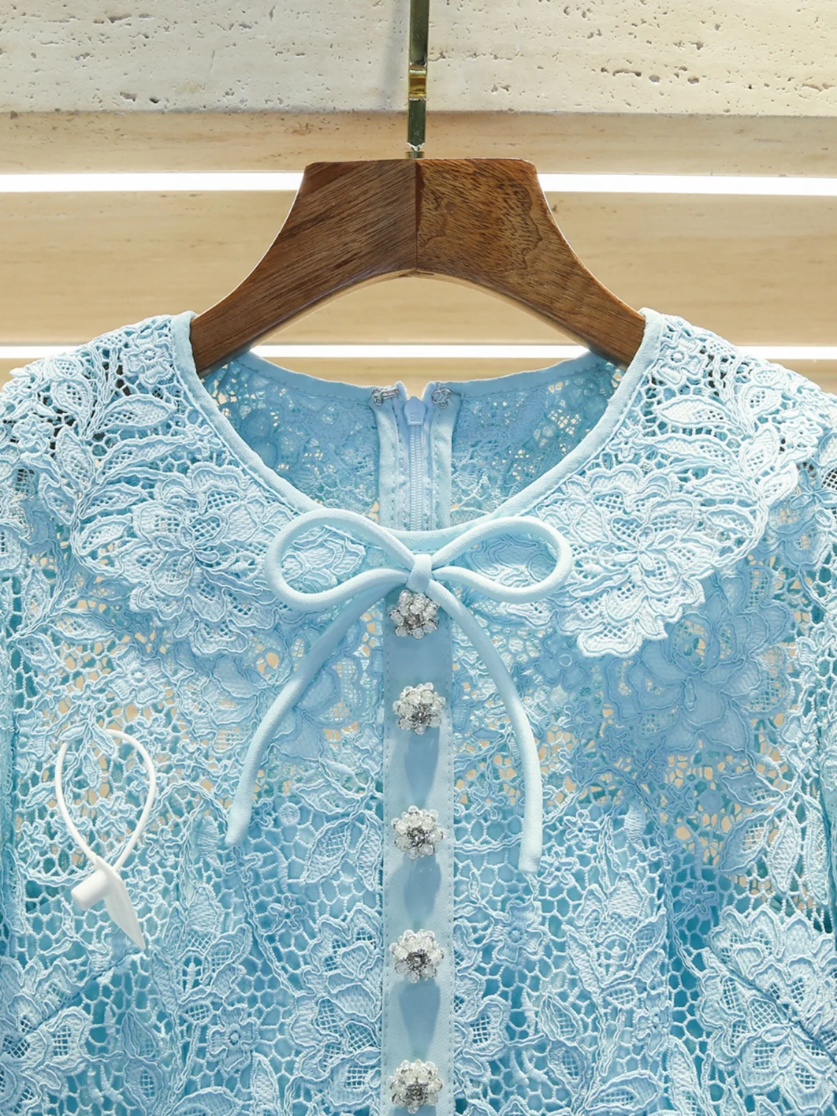 Spring 2024 Women's Design Sense Turn-down Collar Knot Soluble Lace Waist-cinching Dr A-line Skirt Long Sve
Spring 2024 Women's Design Sense Turn-down Collar Knot Soluble Lace Waist-cinching Dr A-line Skirt Long Sve