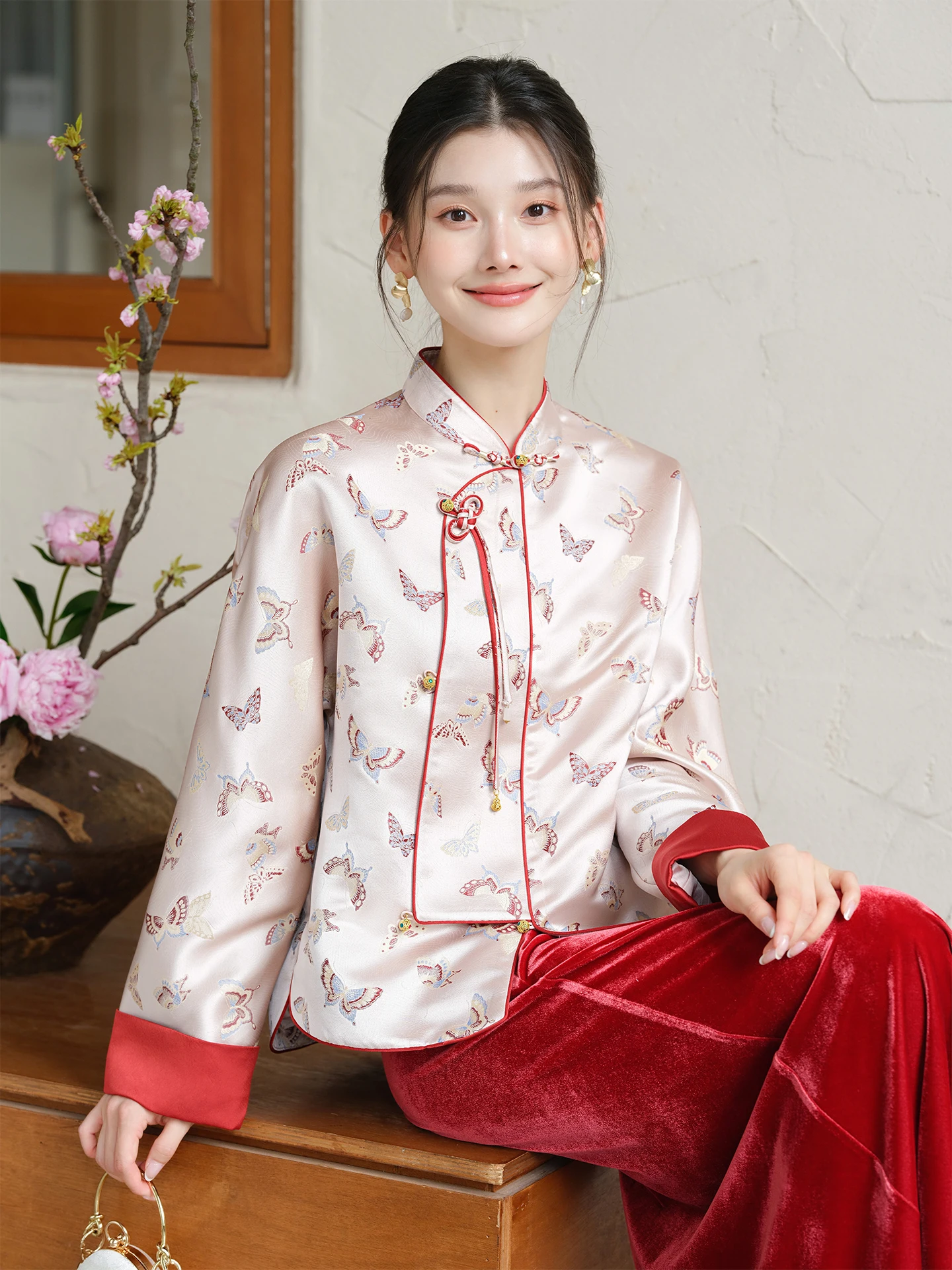 Новая женская верхняя одежда в китайском стиле с красной цветочной вышивкой, пальто на Новый год, посещаемость Ele Aosphere, осень-зима Faion Hanfu
Новая женская верхняя одежда в китайском стиле с красной цветочной вышивкой, пальто на Новый год, посещаемость Ele Aosphere, осень-зима Faion Hanfu