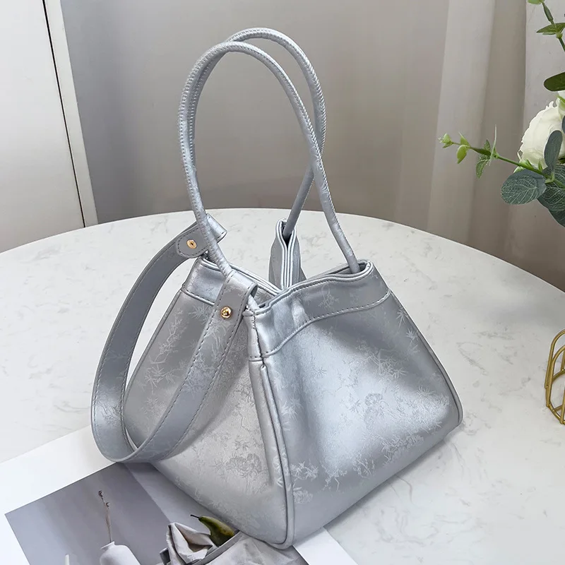 Новая высококачественная сумка с ветровым крылом, женская портативная сумка-ведро на плечо, модная китайская маленькая квадратная сумка 
Новая высококачественная сумка с ветровым крылом, женская портативная сумка-ведро на плечо, модная китайская маленькая квадратная сумка