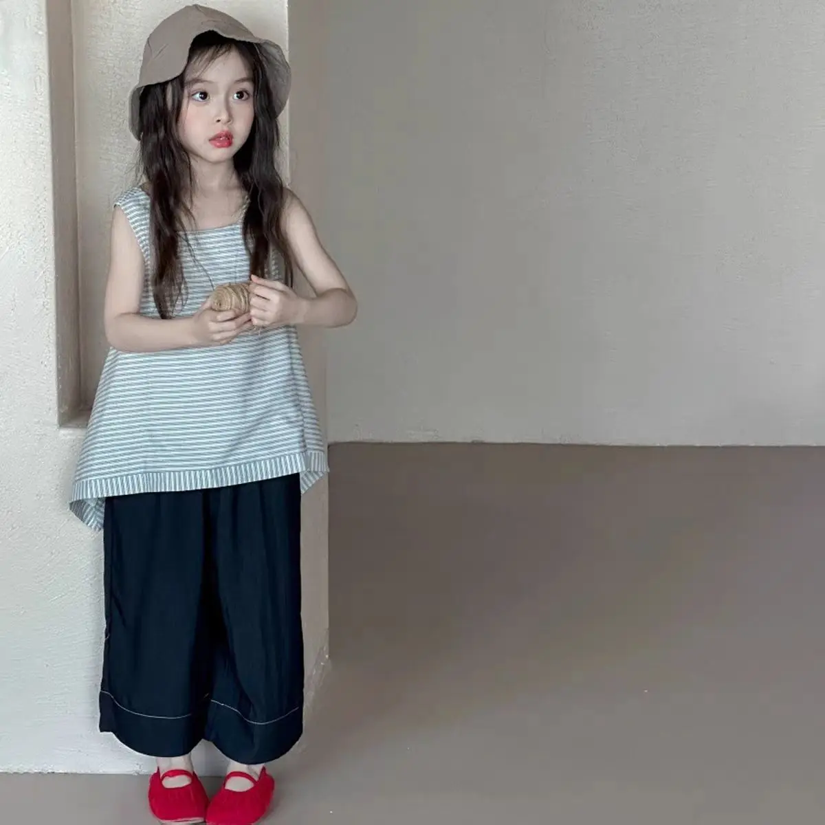 Girl's Gentle and Fashionable Temperament Set 2026 New Summer Style Korean Design Striped Patchwork Top Black Straight Leg Pants
Girl's Gentle and Fashionable Temperament Set 2026 New Summer Style Korean Design Striped Patchwork Top Black Straight Leg Pants