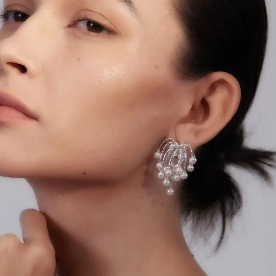 Elegant Water Flower Fire Beads Stud Earrings Celebrity Fashion Minimalist Atmosphere Sensation Exquisite Style Pearl Jewelry
Elegant Water Flower Fire Beads Stud Earrings Celebrity Fashion Minimalist Atmosphere Sensation Exquisite Style Pearl Jewelry