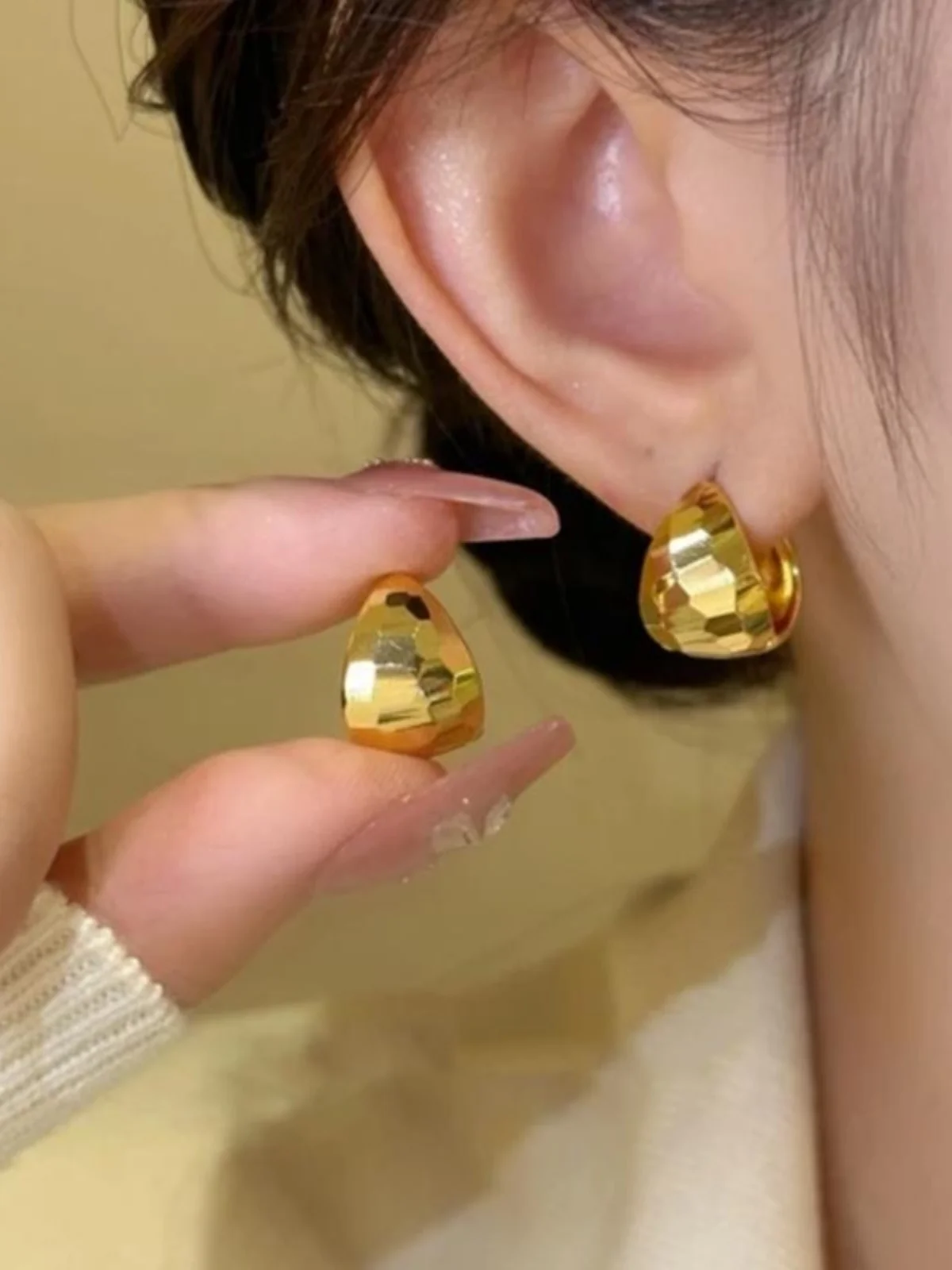 2024 New Arrival Golden 3D Cut Water Droplet Ear Cuff Women's Fashion Earrings Trendy Chic Minimalist Design
2024 New Arrival Golden 3D Cut Water Droplet Ear Cuff Women's Fashion Earrings Trendy Chic Minimalist Design