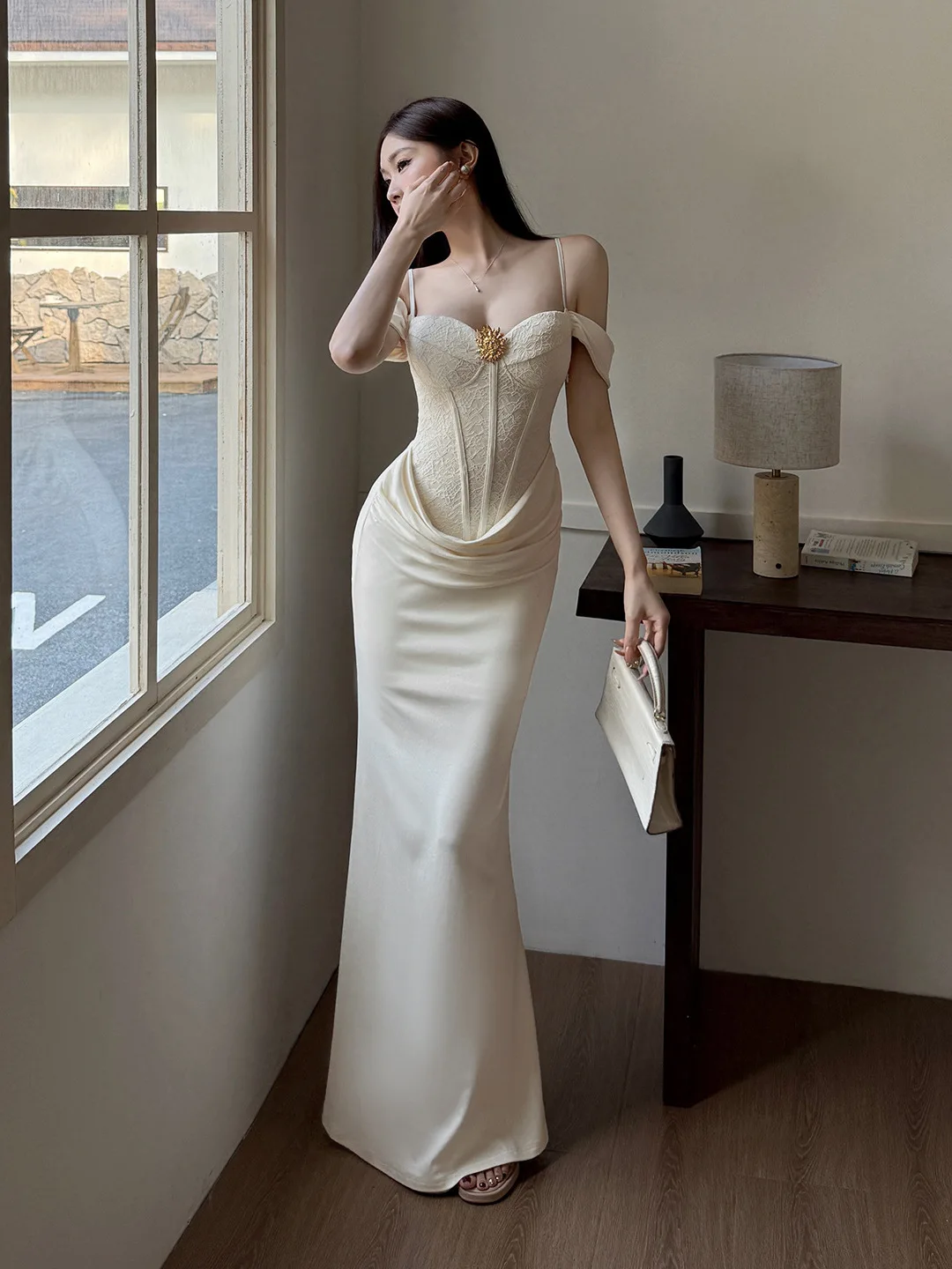 Элегантное бежевое вечернее платье на одно плечо с плиссировкой и вставками в виде рыбьей кости, роскошное женское платье без спинки, многослойное, плиссированное, для вечеринок и выпускных, эстетичное.
Элегантное бежевое вечернее платье на одно плечо с плиссировкой и вставками в виде рыбьей кости, роскошное женское платье без спинки, многослойное, плиссированное, для вечеринок и выпускных, эстетичное.