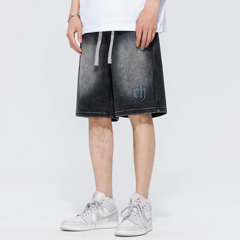 Хлопковые джинсовые шорты. Мужчины носят тонкие летние брюки с пятью точками из ледяного шелка, свободные повседневные спортивные брюки больших размеров. 
Хлопковые джинсовые шорты. Мужчины носят тонкие летние брюки с пятью точками из ледяного шелка, свободные повседневные спортивные брюки больших размеров.