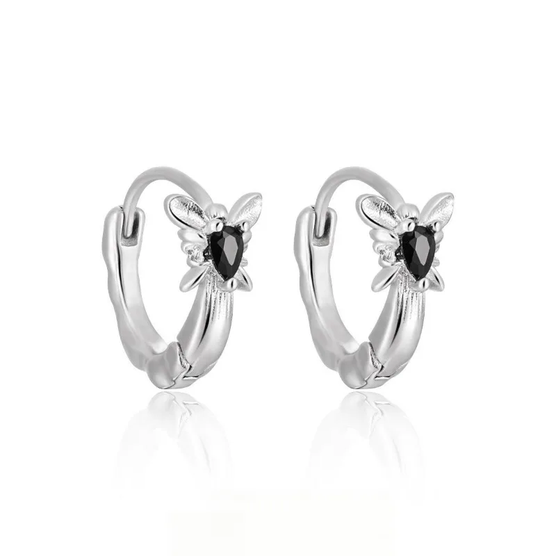 Exclusive design of niche cool animal butterfly ear buckle, light luxury, simple and versatile earrings for women
Exclusive design of niche cool animal butterfly ear buckle, light luxury, simple and versatile earrings for women