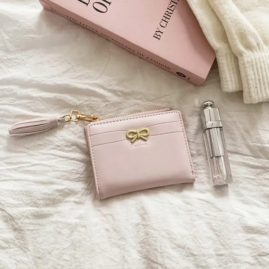 Fashion Tassel Pendant Bow Decor Short Wallet Simple Korean Style Ladies Purse Wholesale Wallet Purse Wallet Mini Wallet Small W
Fashion Tassel Pendant Bow Decor Short Wallet Simple Korean Style Ladies Purse Wholesale Wallet Purse Wallet Mini Wallet Small W