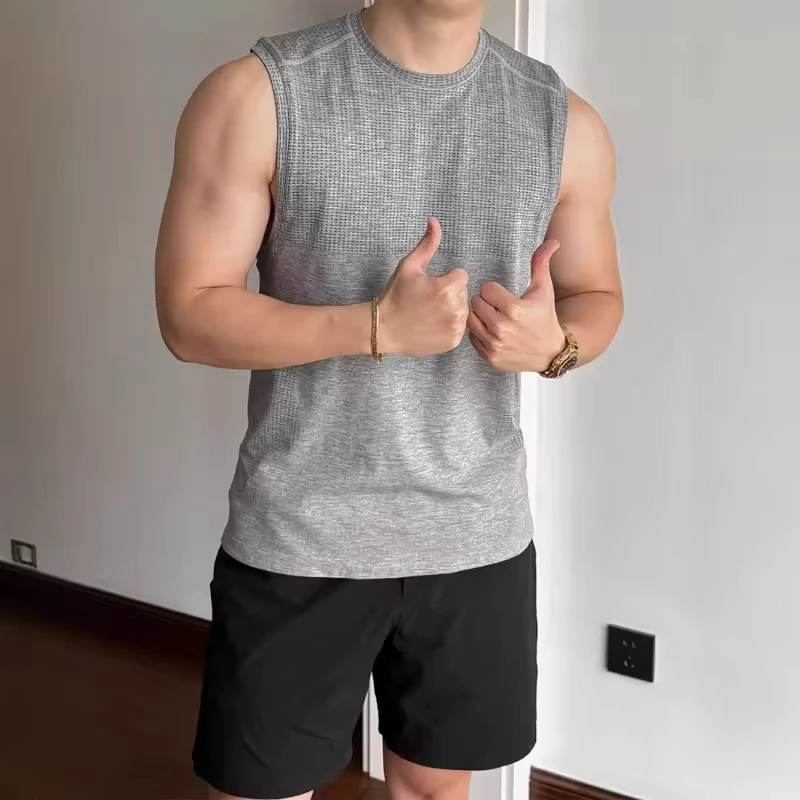 Men's Sports Vest Summer Quick-drying Breathable Seamless Fitness Running Training Tights Sleeveless T-shirt
Men's Sports Vest Summer Quick-drying Breathable Seamless Fitness Running Training Tights Sleeveless T-shirt