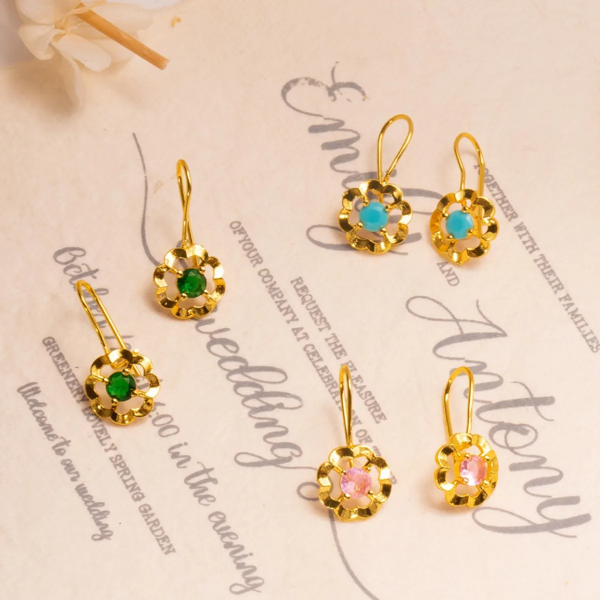 9999 gold European and American fashion minimalist gemstone-set flower earrings, small-scale court-style ear ornaments
9999 gold European and American fashion minimalist gemstone-set flower earrings, small-scale court-style ear ornaments