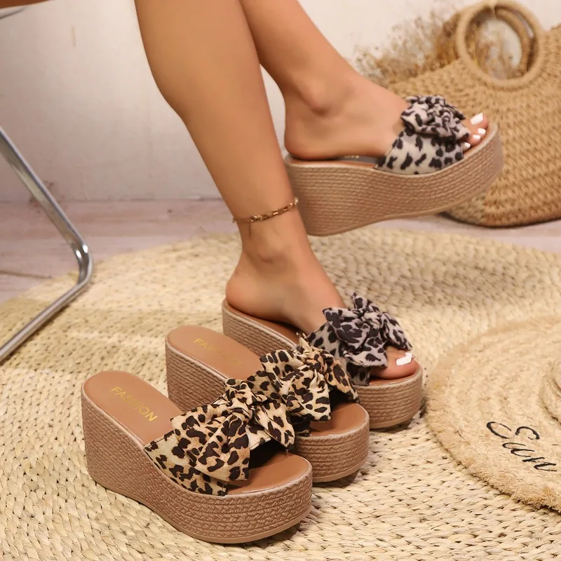 Women's Wedge Slippers Fashion Leopard Print Bow Slippers 2025 Summer New Casual Slippers for Women High-heeled Platform Slipper
Women's Wedge Slippers Fashion Leopard Print Bow Slippers 2025 Summer New Casual Slippers for Women High-heeled Platform Slipper