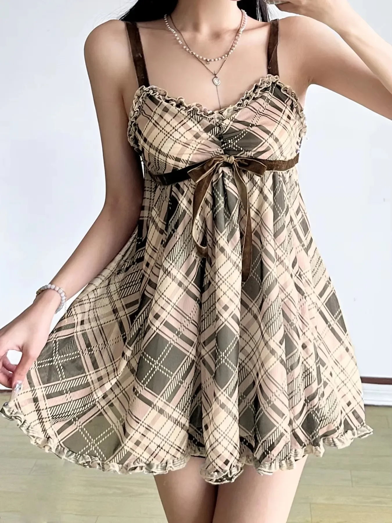 Sweet Plaid Bow Camisole Dress Top Retro Style V-neck Pleated Jumpsuit Short Skirt Loose And Versatile
Sweet Plaid Bow Camisole Dress Top Retro Style V-neck Pleated Jumpsuit Short Skirt Loose And Versatile