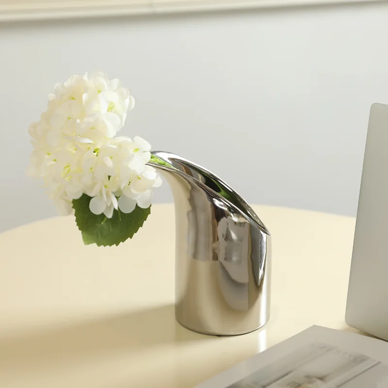 Современная простая скандинавская стильная геометрическая серебряная керамическая ваза, модель светильника для комнаты, роскошный орнамент, креативное украшение для дома, мягкие украшения, ювелирные изделия
Современная простая скандинавская стильная геометрическая серебряная керамическая ваза, модель светильника для комнаты, роскошный орнамент, креативное украшение для дома, мягкие украшения, ювелирные изделия