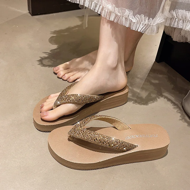 Sparkling Rhinestone Simple Outdoor High-Heel Sandals Mid-Heel Flip-Flops for Women Non-Slip and Wear-Resistant Style
Sparkling Rhinestone Simple Outdoor High-Heel Sandals Mid-Heel Flip-Flops for Women Non-Slip and Wear-Resistant Style