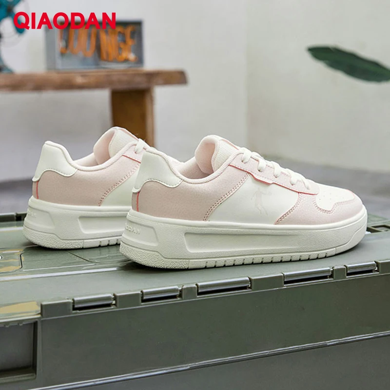 QIAODAN Women's Walking Shoes 2025 New Breathable Platform Lightweight Casual Anti-slip Simple Solid Sneakers QXL052252552R
QIAODAN Women's Walking Shoes 2025 New Breathable Platform Lightweight Casual Anti-slip Simple Solid Sneakers QXL052252552R