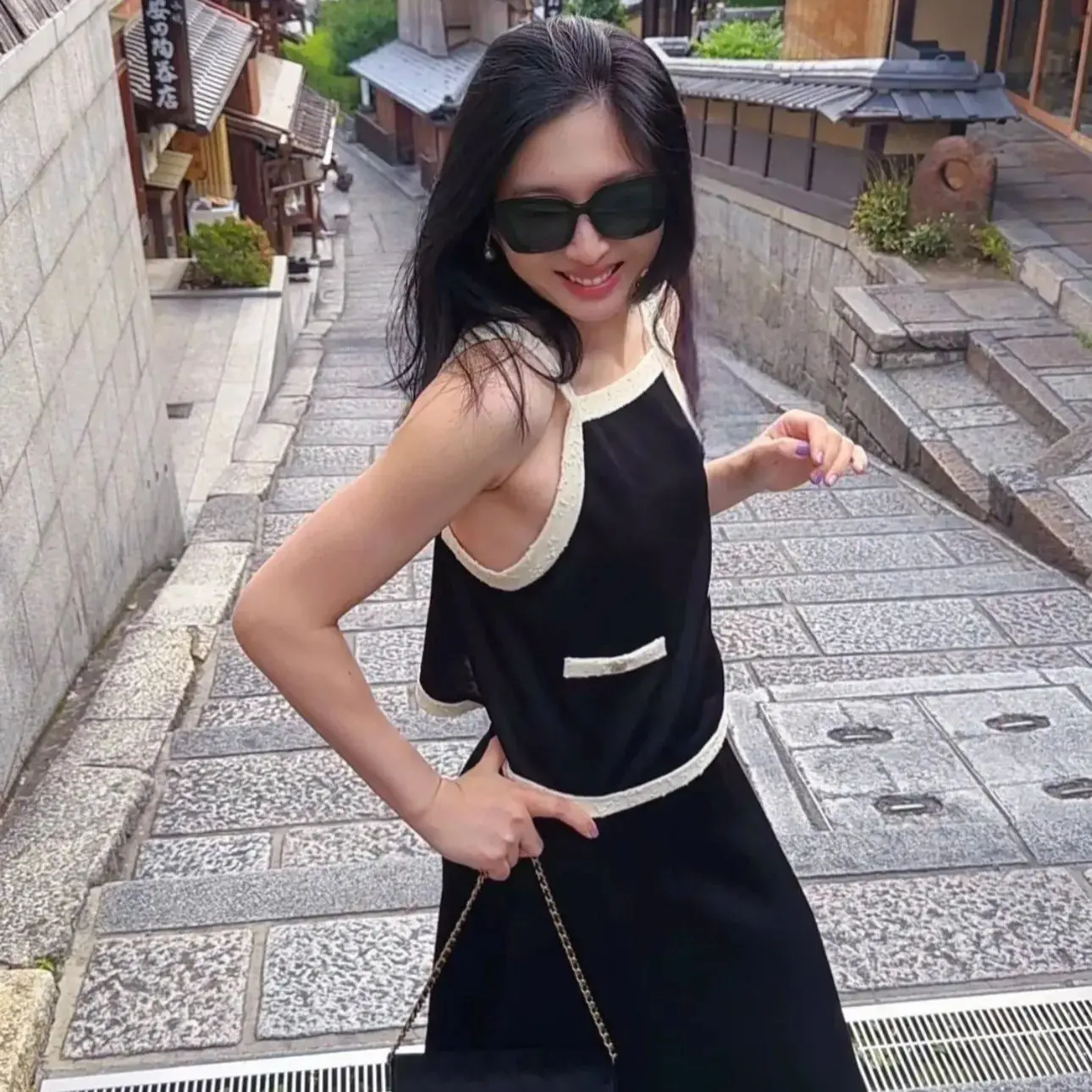 New for summer 2025 Black and white color-blocked knitted camisole vocation 
New for summer 2025 Black and white color-blocked knitted camisole vocation