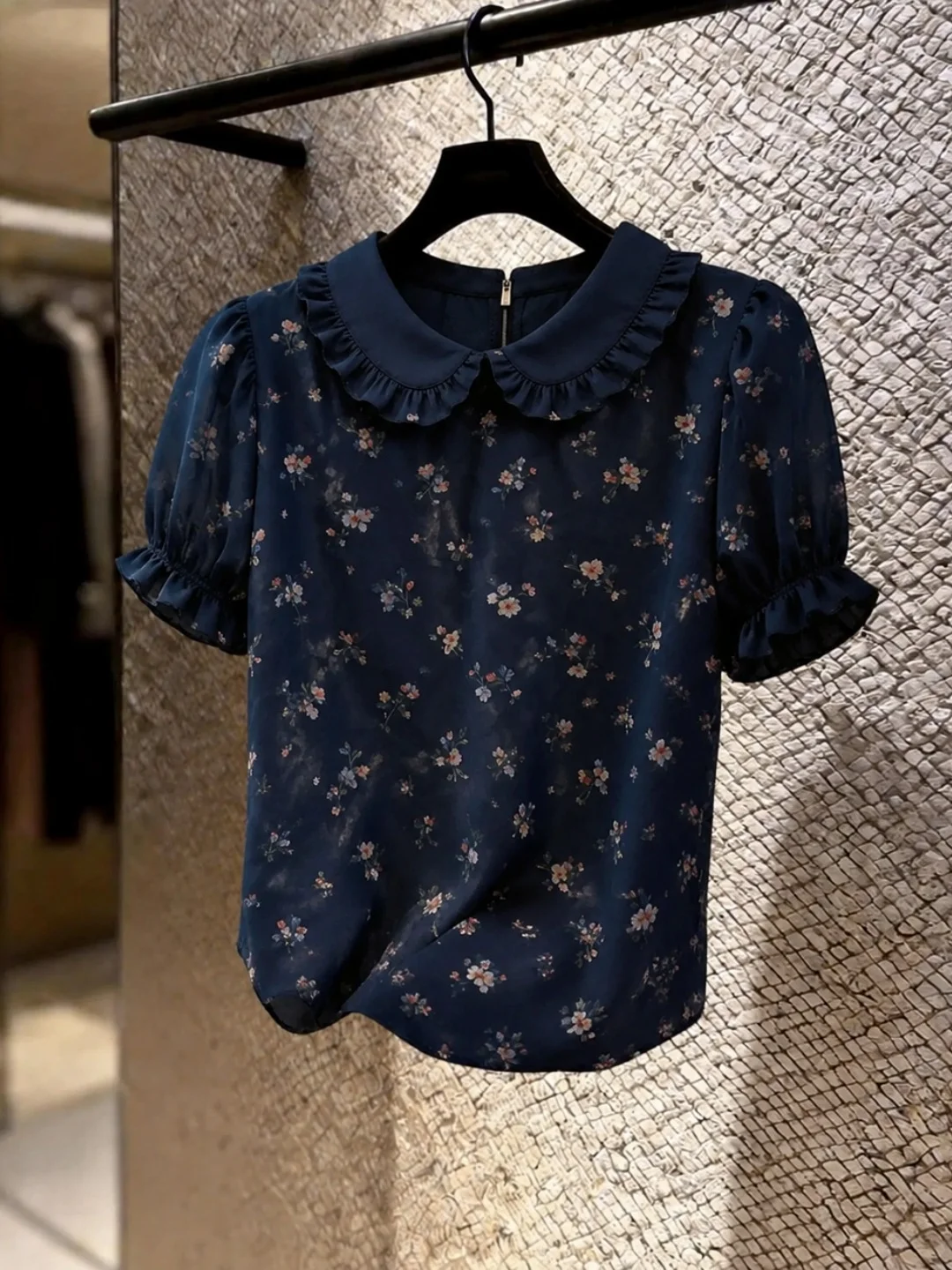 Gentle Wind Doll Collar Floral Short Sleeve Chiffon Shirt Loose Fit Summer Fashion Anti Aging Slimming Versatile Top
Gentle Wind Doll Collar Floral Short Sleeve Chiffon Shirt Loose Fit Summer Fashion Anti Aging Slimming Versatile Top