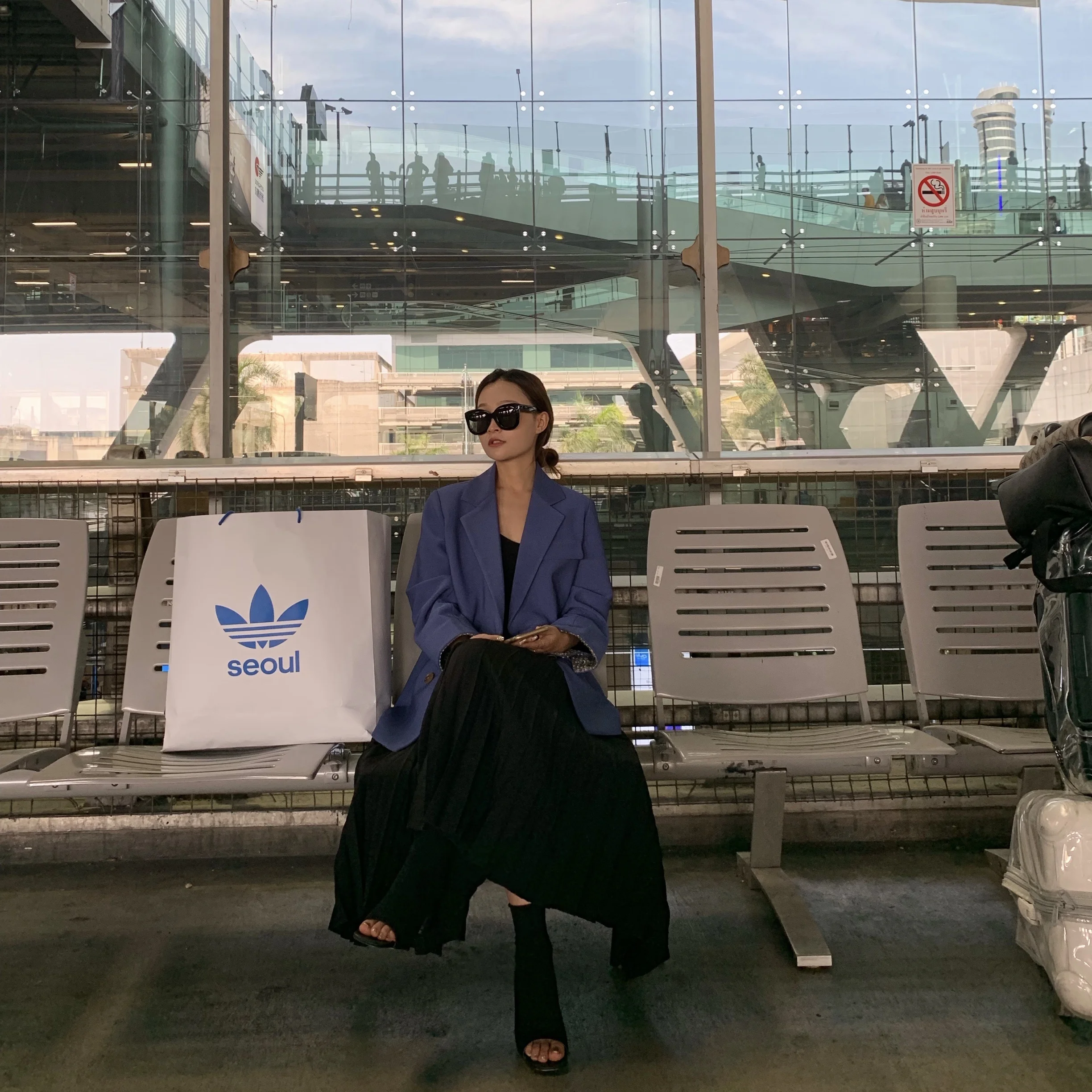 Женский деловой повседневный костюм-тройка синего цвета: пиджак, брюки и жилет, приталенный крой, с поясом, полиэстер
Женский деловой повседневный костюм-тройка синего цвета: пиджак, брюки и жилет, приталенный крой, с поясом, полиэстер