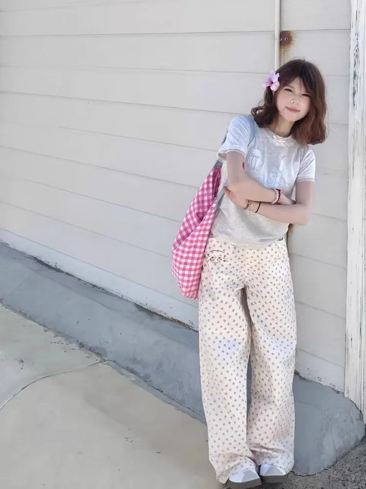 Japanese Sweet Floral Print Denim Pants 2025 Spring Autumn New Pink Pants for Women Y2k Loose Straight Wide Leg Pants
Japanese Sweet Floral Print Denim Pants 2025 Spring Autumn New Pink Pants for Women Y2k Loose Straight Wide Leg Pants