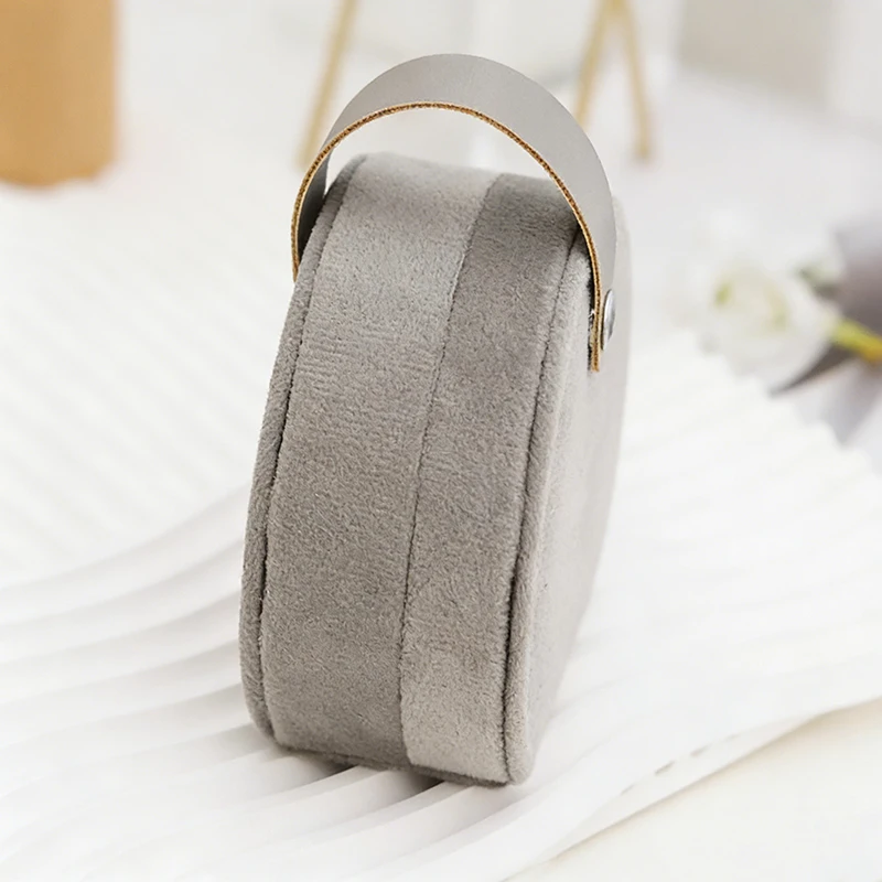 Круглая бархатная дорожная шкатулка для украшений - портативный органайзер для колец, серег и ожерелий
Круглая бархатная дорожная шкатулка для украшений - портативный органайзер для колец, серег и ожерелий