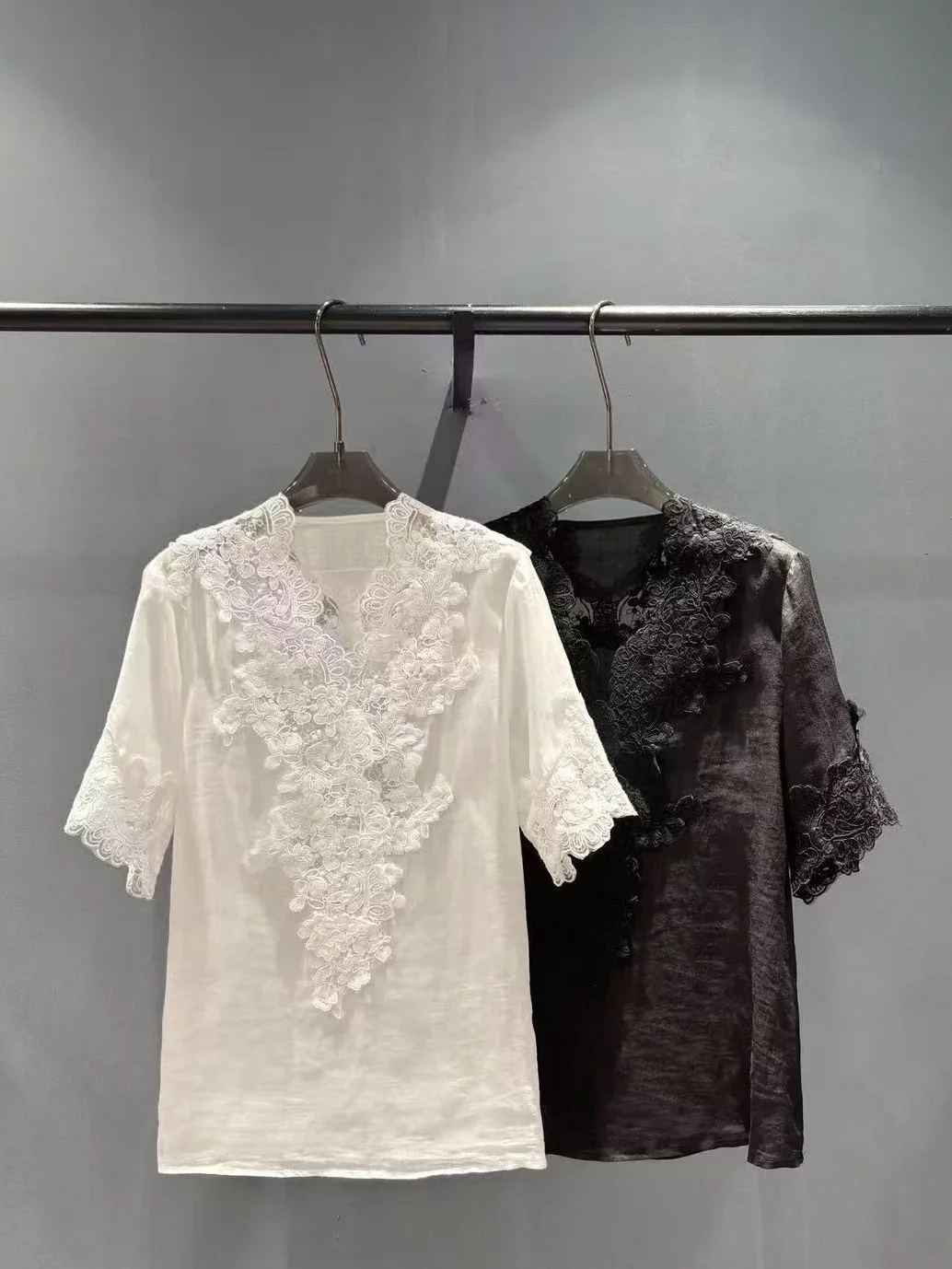 Elegant V-neck Lace Splice Short Sleeve Embroidered Shirt Women's Summer New Design Breathable Loose Fit Chinese Style Top
Elegant V-neck Lace Splice Short Sleeve Embroidered Shirt Women's Summer New Design Breathable Loose Fit Chinese Style Top
