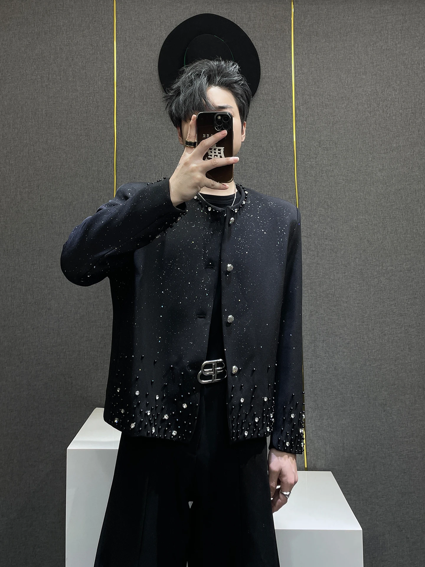 Bla ort Tailored Jaet Men's Faion Urban Sle No Collar Diamond Embellied Gold Stamp Design Premium Feeling Coat
Bla ort Tailored Jaet Men's Faion Urban Sle No Collar Diamond Embellied Gold Stamp Design Premium Feeling Coat