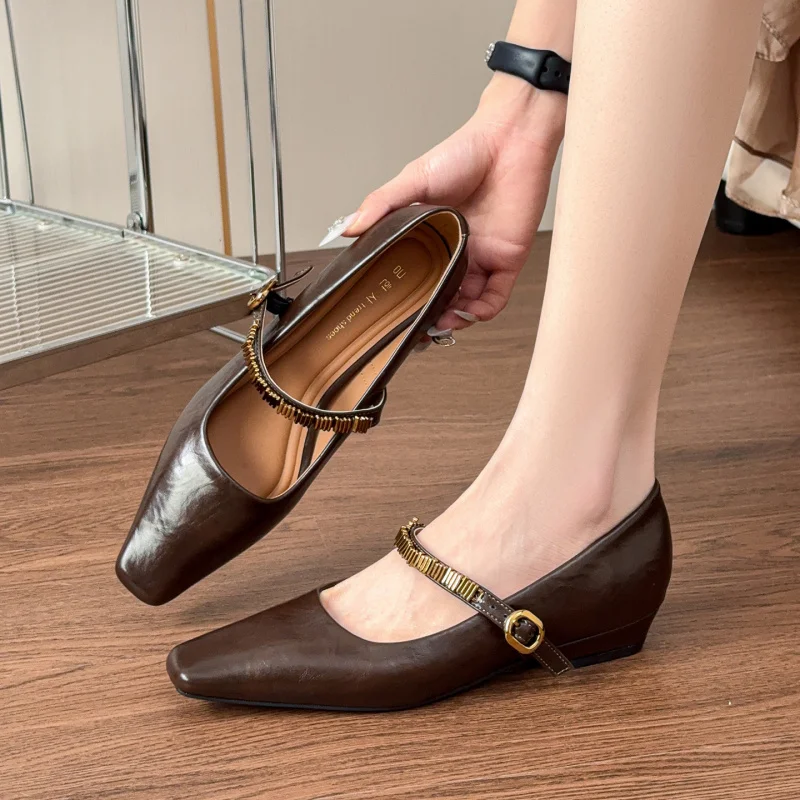 Retro women's casual shoes, versatile and breathable, black color Low-heeled Mary Jane leather shoes with soft soles that
Retro women's casual shoes, versatile and breathable, black color Low-heeled Mary Jane leather shoes with soft soles that