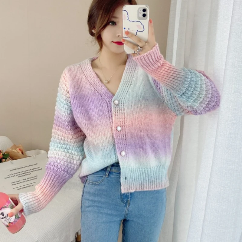 Женский мягкий свитер с градиентом цвета, осень-зима 2026, новый стиль, корейский элегантный вязаный свободный открытый кардиган на пуговицах радужного цвета
Женский мягкий свитер с градиентом цвета, осень-зима 2026, новый стиль, корейский элегантный вязаный свободный открытый кардиган на пуговицах радужного цвета