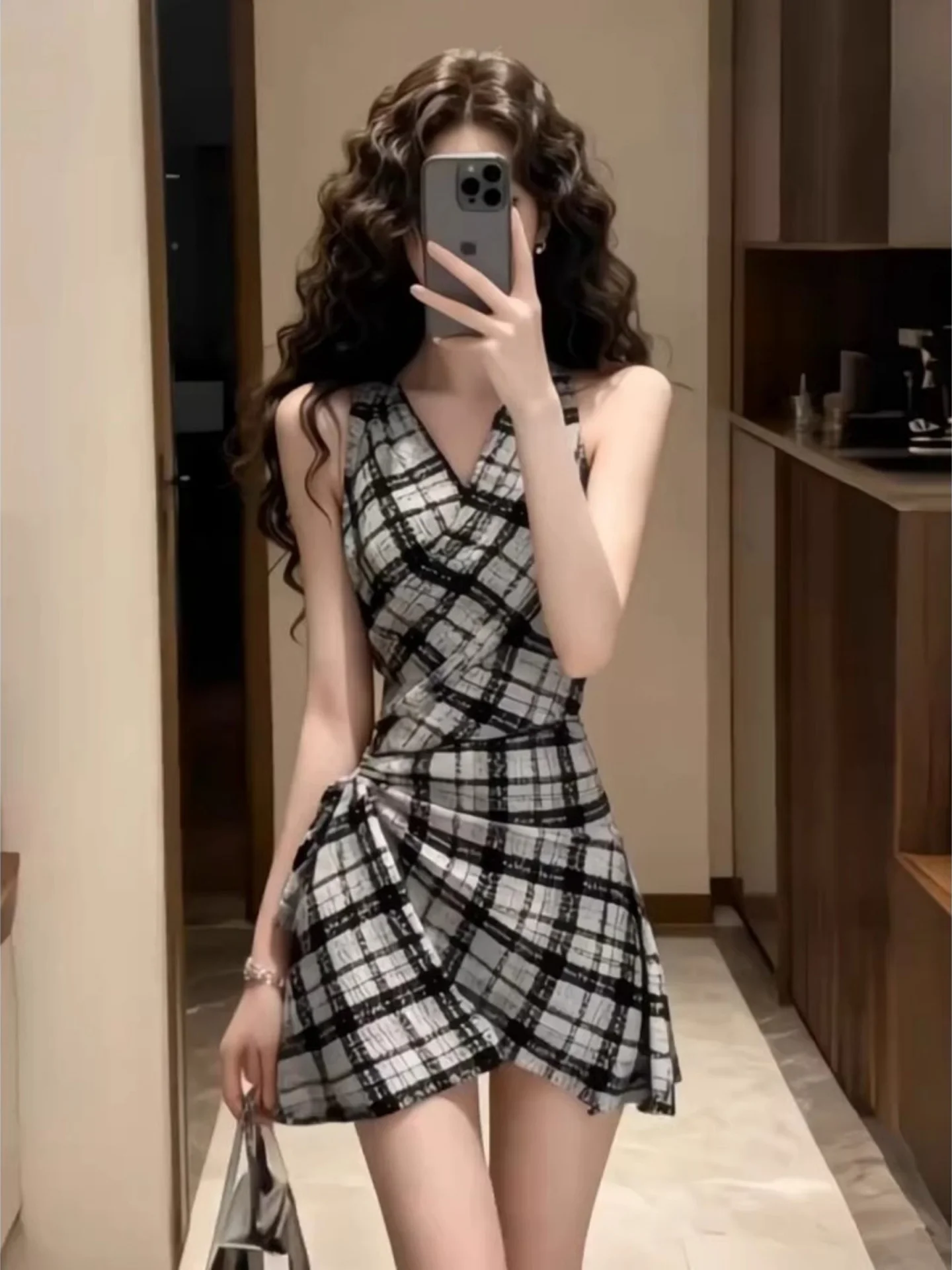Summer French Style V-Neck Sleeveless A-Line Dress Women's Midi Skirt Dress Polka Dot Waist Cinched Short Dress Casual Wear
Summer French Style V-Neck Sleeveless A-Line Dress Women's Midi Skirt Dress Polka Dot Waist Cinched Short Dress Casual Wear