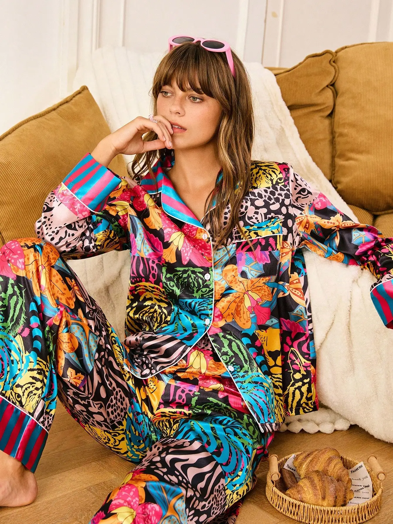 Яркий пижамный комплект из атласа с животным принтом и цветочным узором, с контрастной отделкой
Яркий пижамный комплект из атласа с животным принтом и цветочным узором, с контрастной отделкой