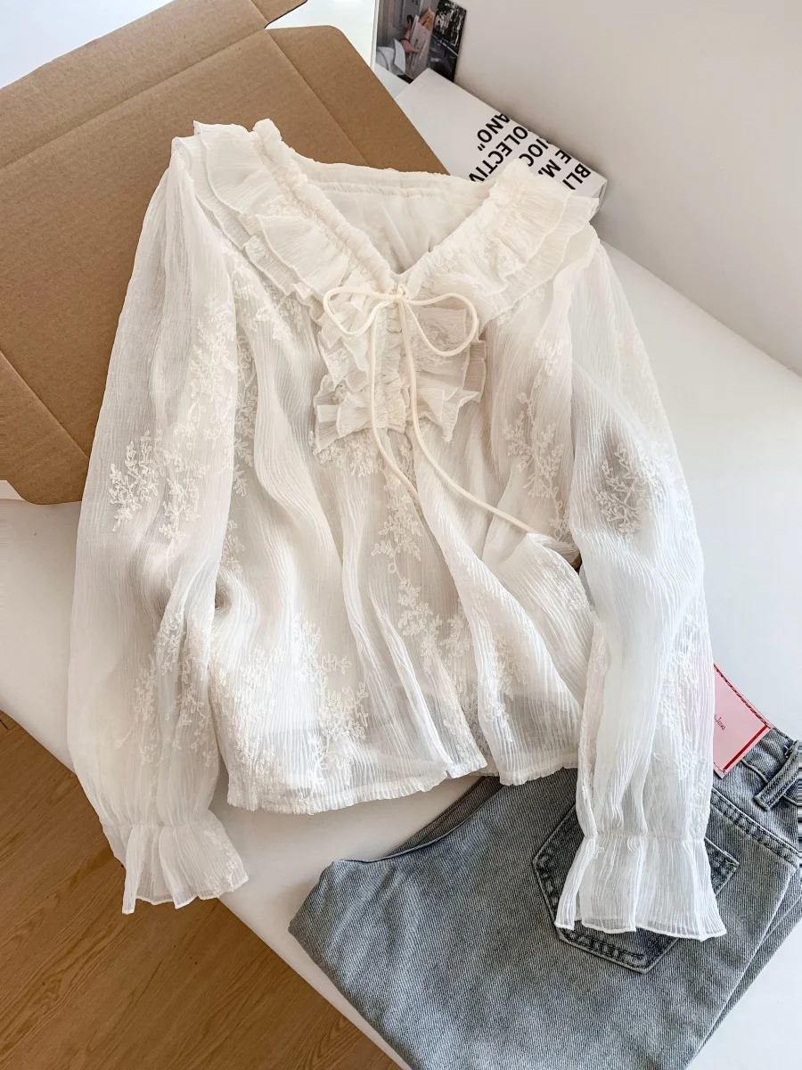 Элегантная шифоновая блузка с V-образным вырезом и вышивкой, расклешенными рукавами, женская весенняя модная блузка, многослойная рубашка в корейском стиле, свободный крой
Элегантная шифоновая блузка с V-образным вырезом и вышивкой, расклешенными рукавами, женская весенняя модная блузка, многослойная рубашка в корейском стиле, свободный крой