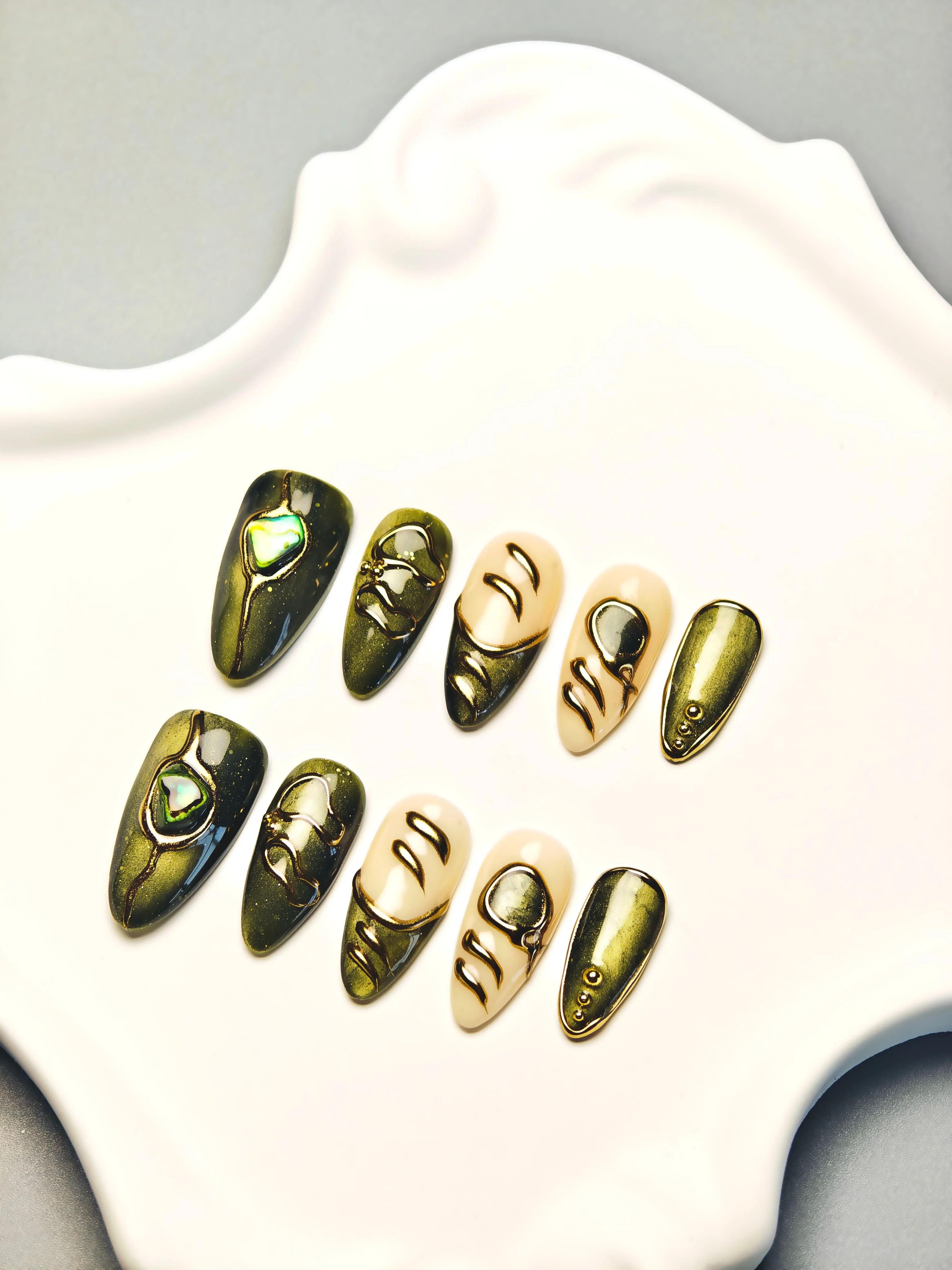 Накладные ногти ручной работы оливково-зеленого цвета с золотой линией, в форме миндаля
Накладные ногти ручной работы оливково-зеленого цвета с золотой линией, в форме миндаля