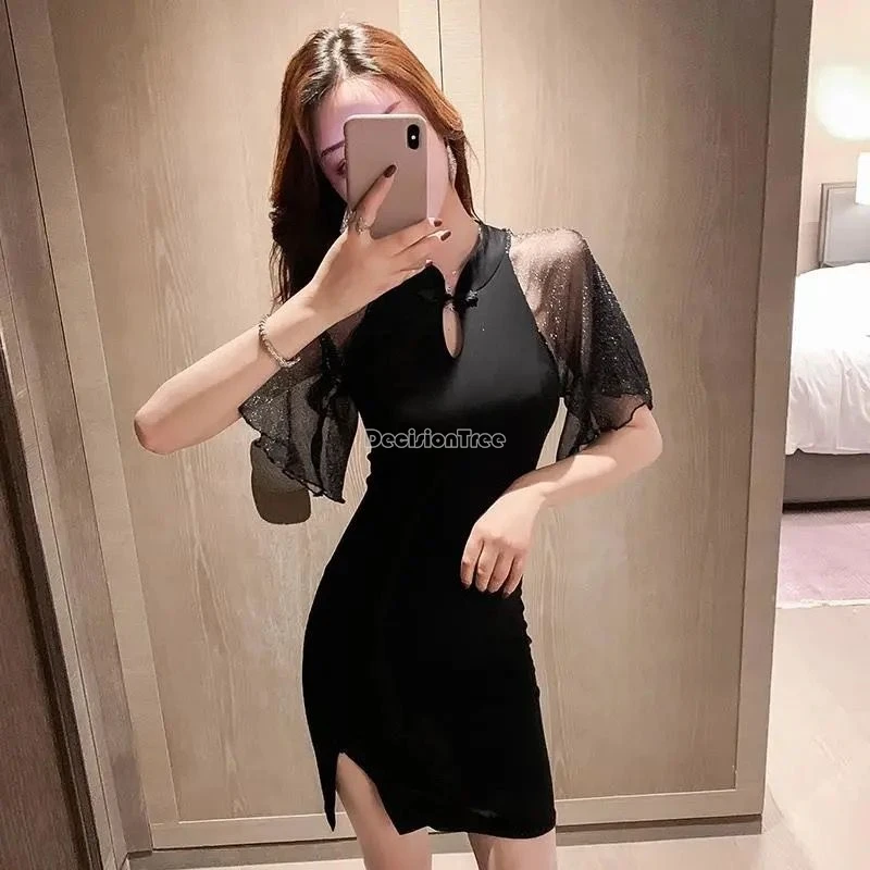 Новинка 2023 года, летнее улучшенное платье Cheongsam в китайском стиле с рукавами в виде листьев лотоса, воротник-стойка, кружевное ретро-сексуальное женское платье Ципао
Новинка 2023 года, летнее улучшенное платье Cheongsam в китайском стиле с рукавами в виде листьев лотоса, воротник-стойка, кружевное ретро-сексуальное женское платье Ципао